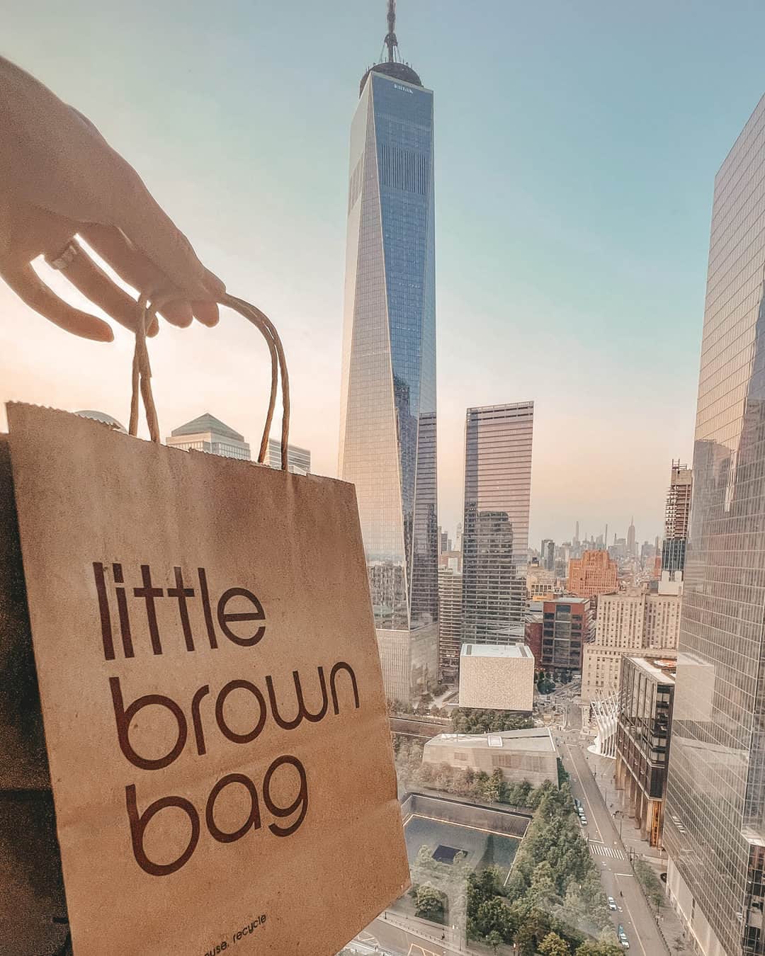 Bloomingdale'sのインスタグラム：「A bag with a view! Happy Sunday, everyone 🏙️ 🛍️」