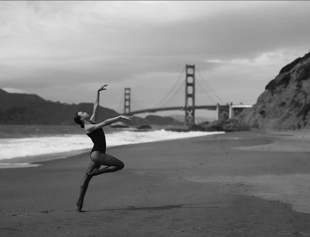 ballerina projectさんのインスタグラム写真 - (ballerina projectInstagram)「𝐍𝐢𝐤𝐢𝐬𝐡𝐚 𝐅𝐨𝐠𝐨 at Baker Beach in San Francisco. 🌁  @nikishafogo #nikishafogo #ballerinaproject #bakerbeach #sanfrancisco #goldengatebridge #ballet #ballerina #wolford   Ballerina Project 𝗹𝗮𝗿𝗴𝗲 𝗳𝗼𝗿𝗺𝗮𝘁 𝗹𝗶𝗺𝗶𝘁𝗲𝗱 𝗲𝗱𝘁𝗶𝗼𝗻 𝗽𝗿𝗶𝗻𝘁𝘀 and 𝗜𝗻𝘀𝘁𝗮𝘅 𝗰𝗼𝗹𝗹𝗲𝗰𝘁𝗶𝗼𝗻𝘀 on sale in our Etsy store. Link is located in our bio.  𝙎𝙪𝙗𝙨𝙘𝙧𝙞𝙗𝙚 to the 𝐁𝐚𝐥𝐥𝐞𝐫𝐢𝐧𝐚 𝐏𝐫𝐨𝐣𝐞𝐜𝐭 on Instagram to have access to exclusive and never seen before content. 🩰」7月2日 23時02分 - ballerinaproject_