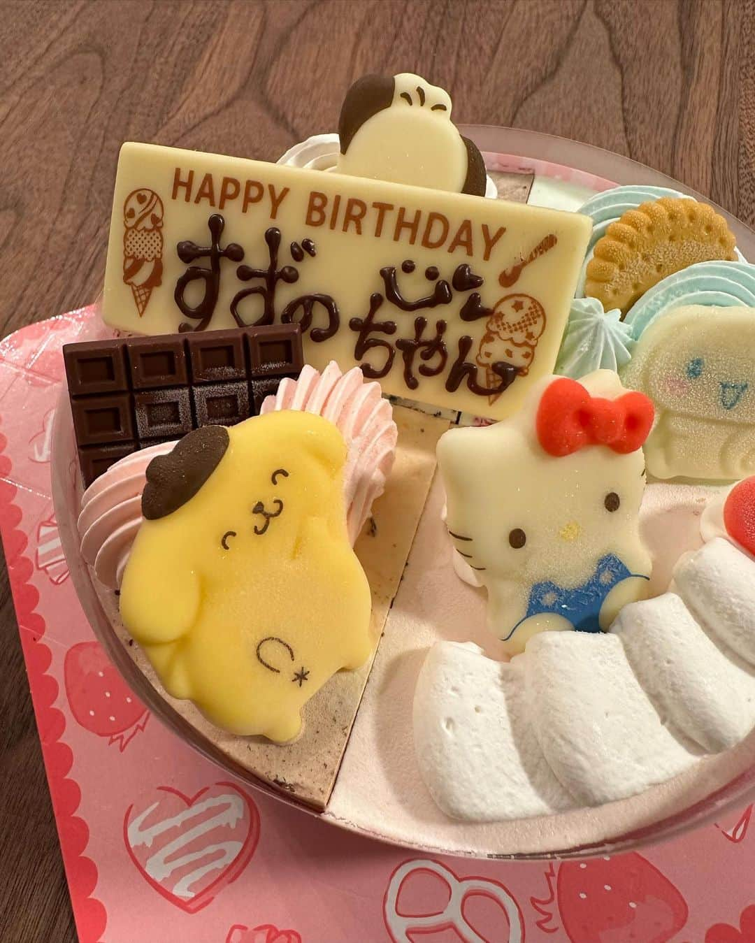 左近鈴乃さんのインスタグラム写真 - (左近鈴乃Instagram)「. 誕生日前夜祭🐓🎂✨ #そんなんあるの  明日から旅行連れて行ってくれるのに 大好きな吾一に連れて行ってくれて ノリで小学生ぶりに サーティーワンのアイスケーキ買ってくれた🤣 やること可愛すぎるね？？👦🏽💗笑  幸せウィークの始まりだ、ありがとう♡  #誕生日前夜祭 #吾一 #サーティーワン」7月2日 23時05分 - suzuno_sakon