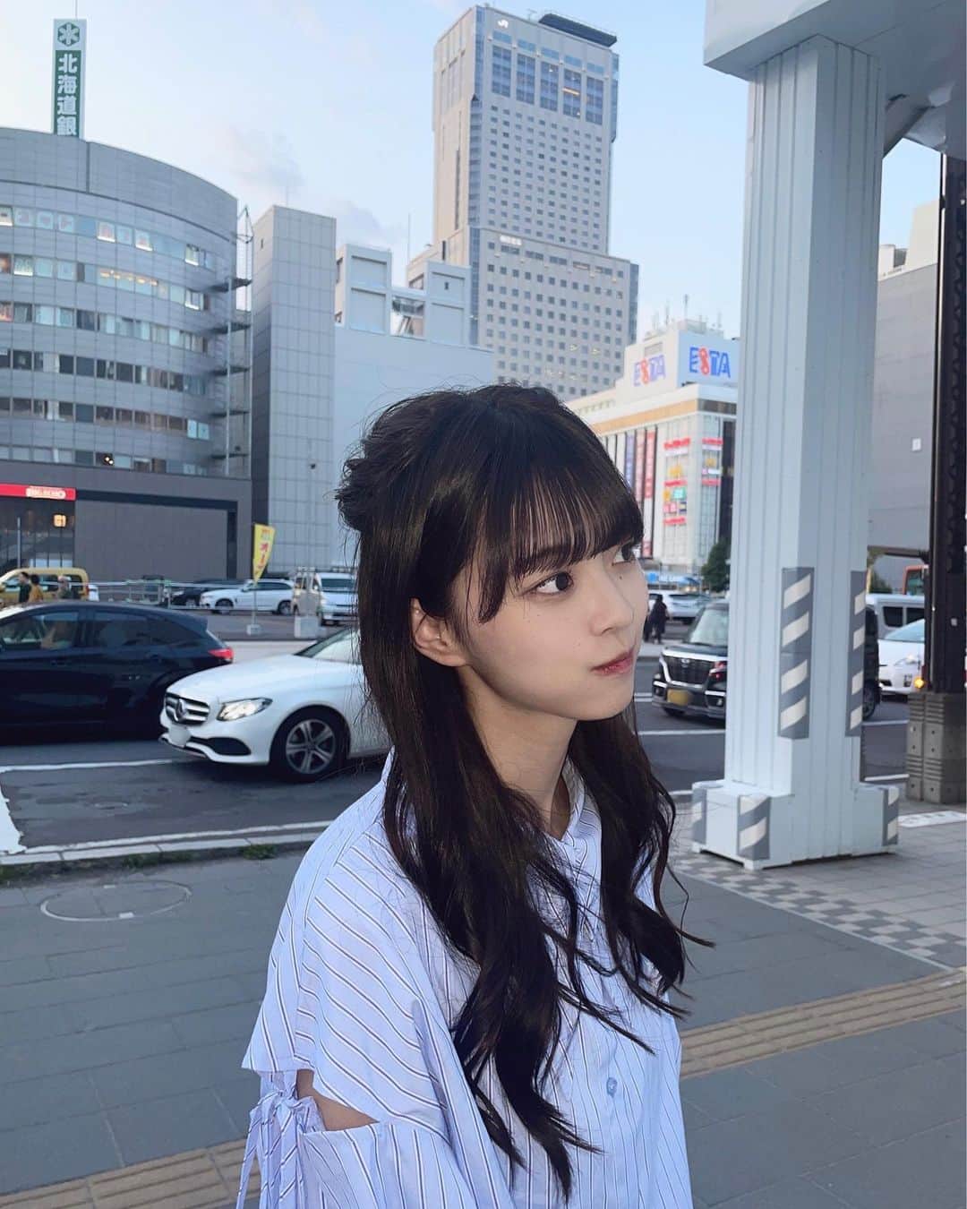 桜田彩叶のインスタグラム：「かばん重すぎてめちゃ猫背 🐱 この後味噌ラーメン食べて味噌ラーメンブーム来た 🍜   #北海道  #札幌  #chico  #ストライプシャツ  #ハーフツイン  #ハーフツインアレンジ」