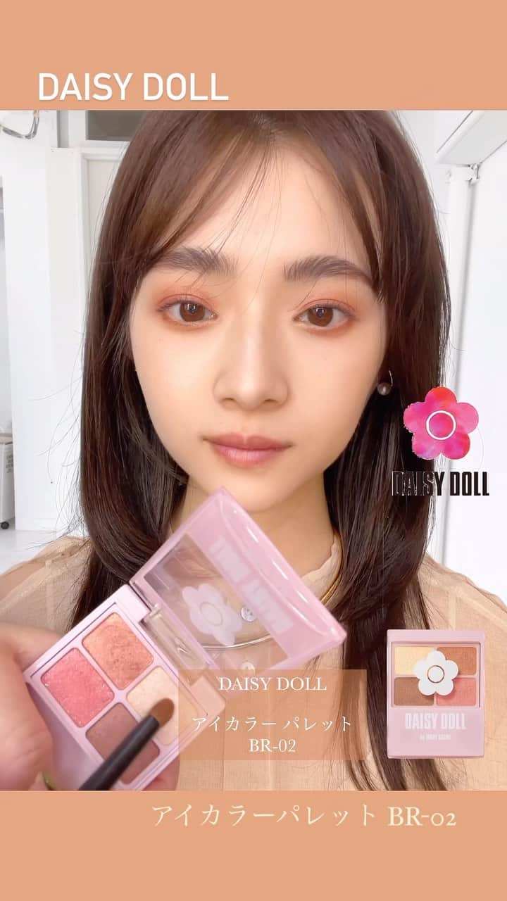 谷口翠彩のインスタグラム：「＊ 𝐃𝐀𝐈𝐒𝐘 𝐃𝐎𝐋𝐋 ＊ @daisydoll.jp   modern casual Orange brown ✴︎  ①クリームシャドウを上まぶた全体に塗る ②パレット左下をアイホール全体にのせる ③左下を下まぶた3分の1にも入れる ④パレット左上を②の上から重ねる ⑤左上を下まぶた3分の2まで重ねて入れる ⑥パレット右上を下まぶた目頭から3分の1まで入れる ⑦そのままブラシを変えて上まぶた全体にぼかすように重ねる ⑧インラインを入れる ⑨リキッドアイライナーを目尻に入れる ⑩カラーマスカラを上下に塗る 11)チークを頬骨から斜め内側に向かって入れる 12)ハイライトを鼻筋、上唇の上と顎先にのせる 13)リップを塗る  ヘアは軽くまとめて毛先はストレートを 残して散らしたら完成！🌼  【使用アイテム】 eye： アイカラーパレットBR-02 eyeliner：ロング ラスティング アイライナーBR02 mascara：カラーマスカラO-01 cheek： パウダー ブラッシュBR-01 highlight：パウダー ブラッシュGD-01 lip：ウォータリーリップティントBR-01  eye： @addictionbeauty_official  eyelliner： @rmkofficial   #みどめいく#みどへあめいく #daisydoll#マリークワント#マリクワ#デイジードール #オレンジメイク#ブラウンリップ」