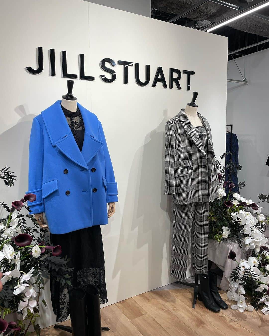 Aoiさんのインスタグラム写真 - (AoiInstagram)「JILL STUARTの2023AW展示会へ。 @jillstuart.jp   リブライディングされてからのジルは 洗練された大人の女性らしさを活かしたアイテムに溢れていて 毎回展示会に行くと迷いに迷ってつい長居してしまう♡ 匠さん　@hello_takumi  がお勧めしてくれたニットとサテンワンピ、素敵すぎて私に似合うかしらと不安だったけど 着用してみたらあまりにも可愛かった💕 さすがのセンス🥹♥  #jill_23aw #jillstuart #ジルスチュアート#2023aw」7月2日 23時08分 - aoioa