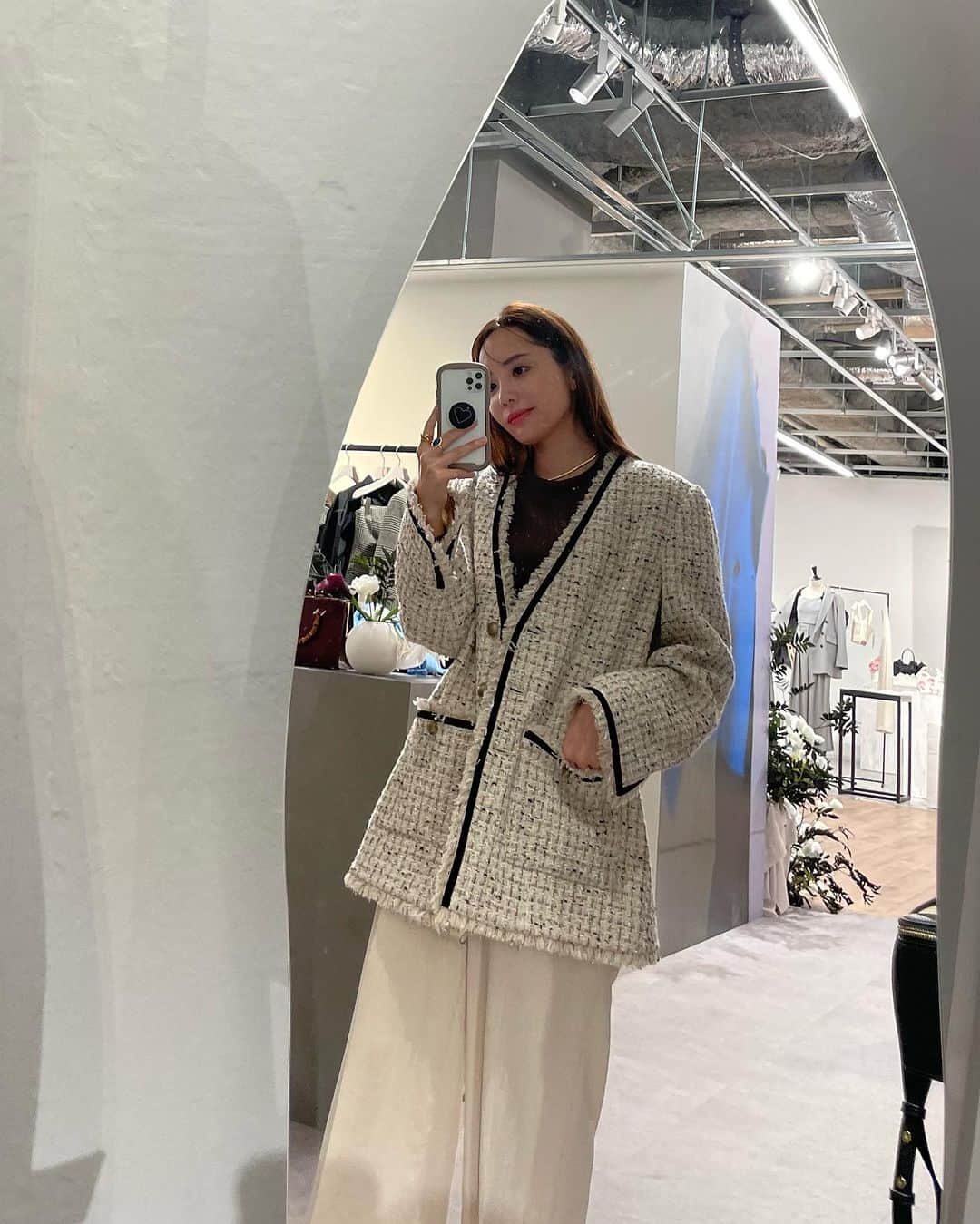 Aoiさんのインスタグラム写真 - (AoiInstagram)「JILL STUARTの2023AW展示会へ。 @jillstuart.jp   リブライディングされてからのジルは 洗練された大人の女性らしさを活かしたアイテムに溢れていて 毎回展示会に行くと迷いに迷ってつい長居してしまう♡ 匠さん　@hello_takumi  がお勧めしてくれたニットとサテンワンピ、素敵すぎて私に似合うかしらと不安だったけど 着用してみたらあまりにも可愛かった💕 さすがのセンス🥹♥  #jill_23aw #jillstuart #ジルスチュアート#2023aw」7月2日 23時08分 - aoioa