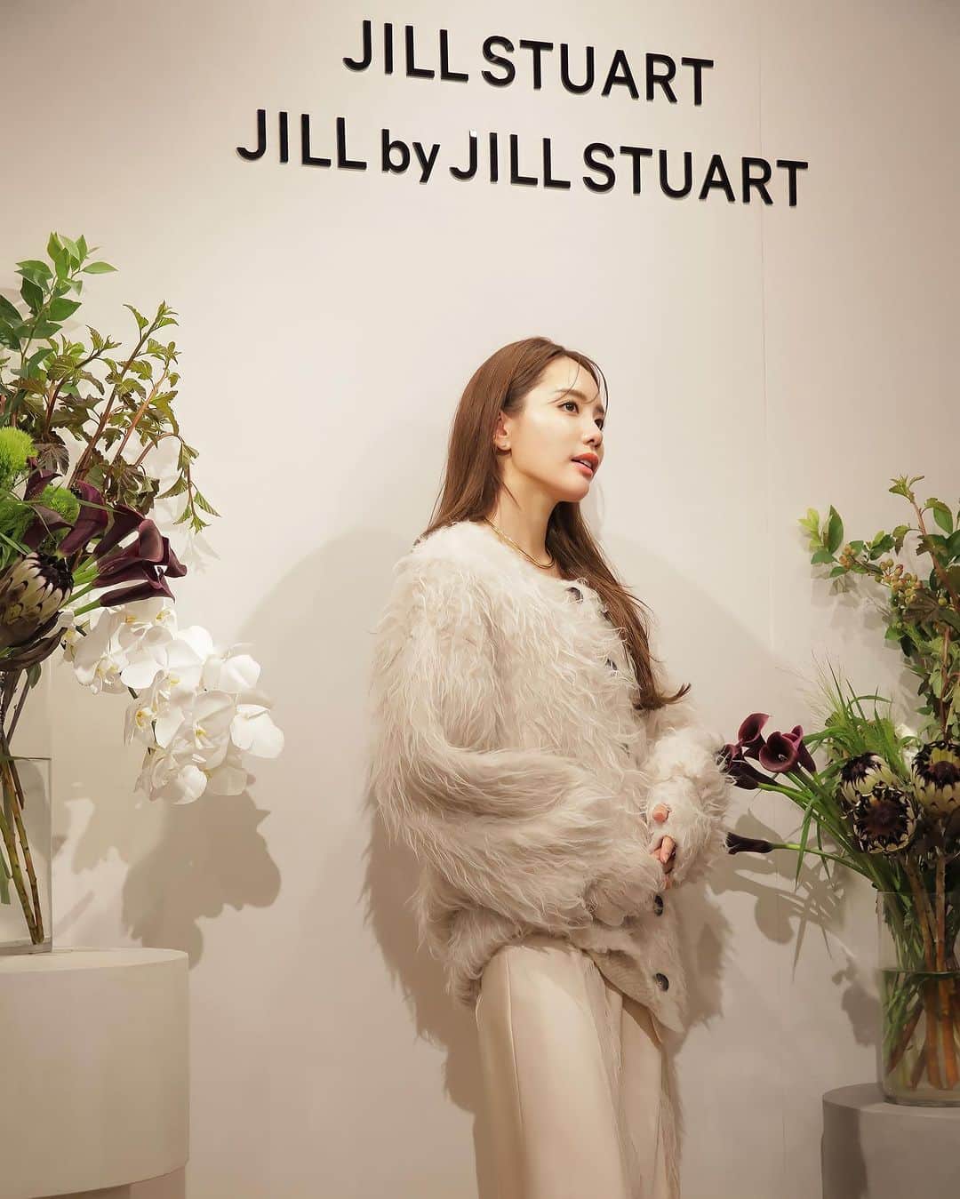 Aoiさんのインスタグラム写真 - (AoiInstagram)「JILL STUARTの2023AW展示会へ。 @jillstuart.jp   リブライディングされてからのジルは 洗練された大人の女性らしさを活かしたアイテムに溢れていて 毎回展示会に行くと迷いに迷ってつい長居してしまう♡ 匠さん　@hello_takumi  がお勧めしてくれたニットとサテンワンピ、素敵すぎて私に似合うかしらと不安だったけど 着用してみたらあまりにも可愛かった💕 さすがのセンス🥹♥  #jill_23aw #jillstuart #ジルスチュアート#2023aw」7月2日 23時08分 - aoioa