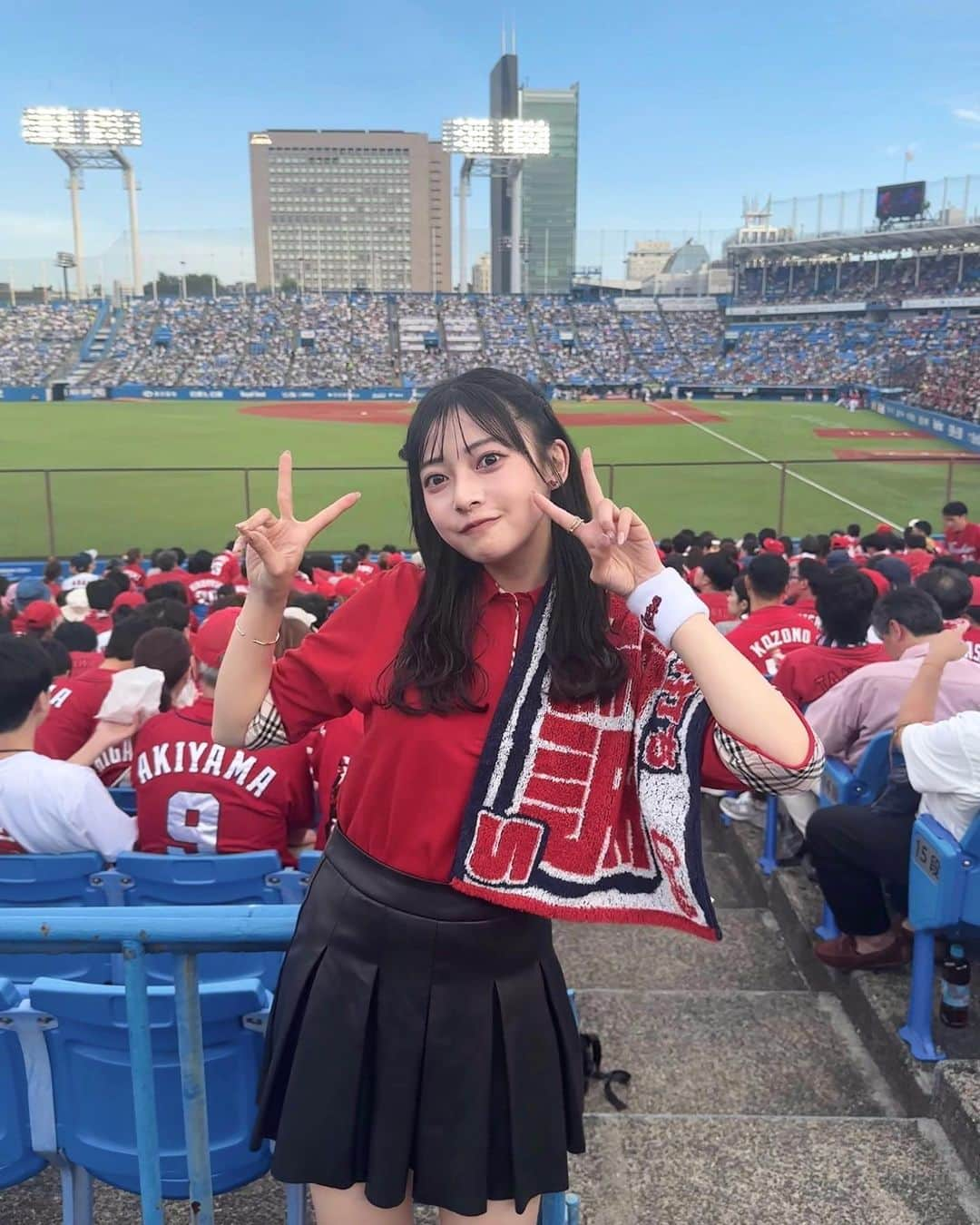 千葉祐夕のインスタグラム：「お友達が  #広島東洋カープ の大ファンで、 初の #野球観戦 に連れて行ってもらいました ‪‪☺︎‬  サッカーとは全然違う雰囲気で、 とっても新鮮で、楽しかったです ⚾️💭  また連れて行ってもらおーっと ！！！  ( グッズもお友達のを借りましたっ ‪‪☺︎‬ )  皆さんはどこの球団を応援してますか？ 教えてください 😽」