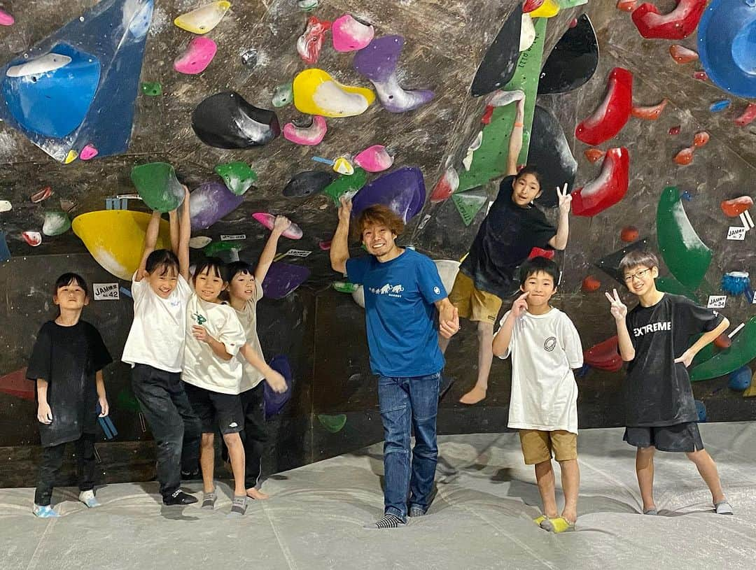 伊東秀和さんのインスタグラム写真 - (伊東秀和Instagram)「. @climbingjam  2012レッスンスタート💫 12年目になる静岡店！  @climbingjam2  2014年スタート。 とうとう10年目に突入の浜松店！ 2日間、6カテゴリーの生徒の皆さん参加ありがとうございました。 毎回、キッズからJr。大人の方まで毎回楽しみにしてくれている気持ちがバシバシ伝わってきます🔥😁 子供は目がキラキラ。大人はギラギラしてますもん💫 みんな序盤からハードに攻めても疲れ知らずだし、ヒデスクハイみんな入っちゃってますもん🤣 まさに無限打ち込みです。 休憩時間も短くしてるつもりですが、その間も休まない🤯 レッスン後も、午前中の生徒が夜までスクール課題打ち込んでいたり🔥🔥🔥  これからも生徒のみんなと、レッスンで共有するクライミングの時間は、とてつもなく楽しい時間であり、気合いの入る勝負の時間でもあります✨ これからも一緒に成長出来たらと思います。 浜松JAMレッスン後の、いつものメンバーとの乾杯も最高の楽しみの１つ🍺今回写真撮り忘れたー💦 @raffinee_orientalbio  @a_climbing_jp  @mammut_japan  @camp1889outdoor  @bouldering_kids_  #climbing  #climbingjam  #climbingjam2  #enjoy  #浜松 #静岡 #ヒデスク  #熱量  #情熱  #ぶつかり合い  #成長  #楽しい時間  #ありがとう」7月2日 23時12分 - hide9a2019