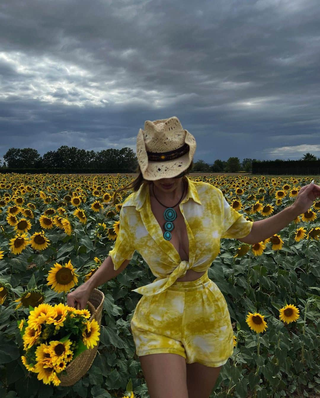 イリーナ・イワノワさんのインスタグラム写真 - (イリーナ・イワノワInstagram)「@FashionNova perfect outfit for sunflower fields 😎  Wearing size XS」7月2日 23時23分 - hipdoll