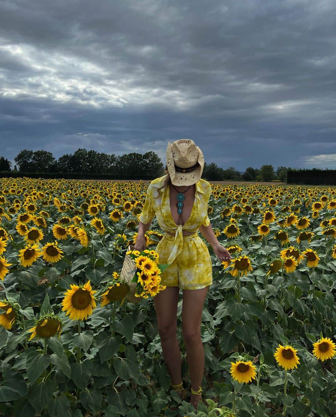 イリーナ・イワノワさんのインスタグラム写真 - (イリーナ・イワノワInstagram)「@FashionNova perfect outfit for sunflower fields 😎  Wearing size XS」7月2日 23時23分 - hipdoll