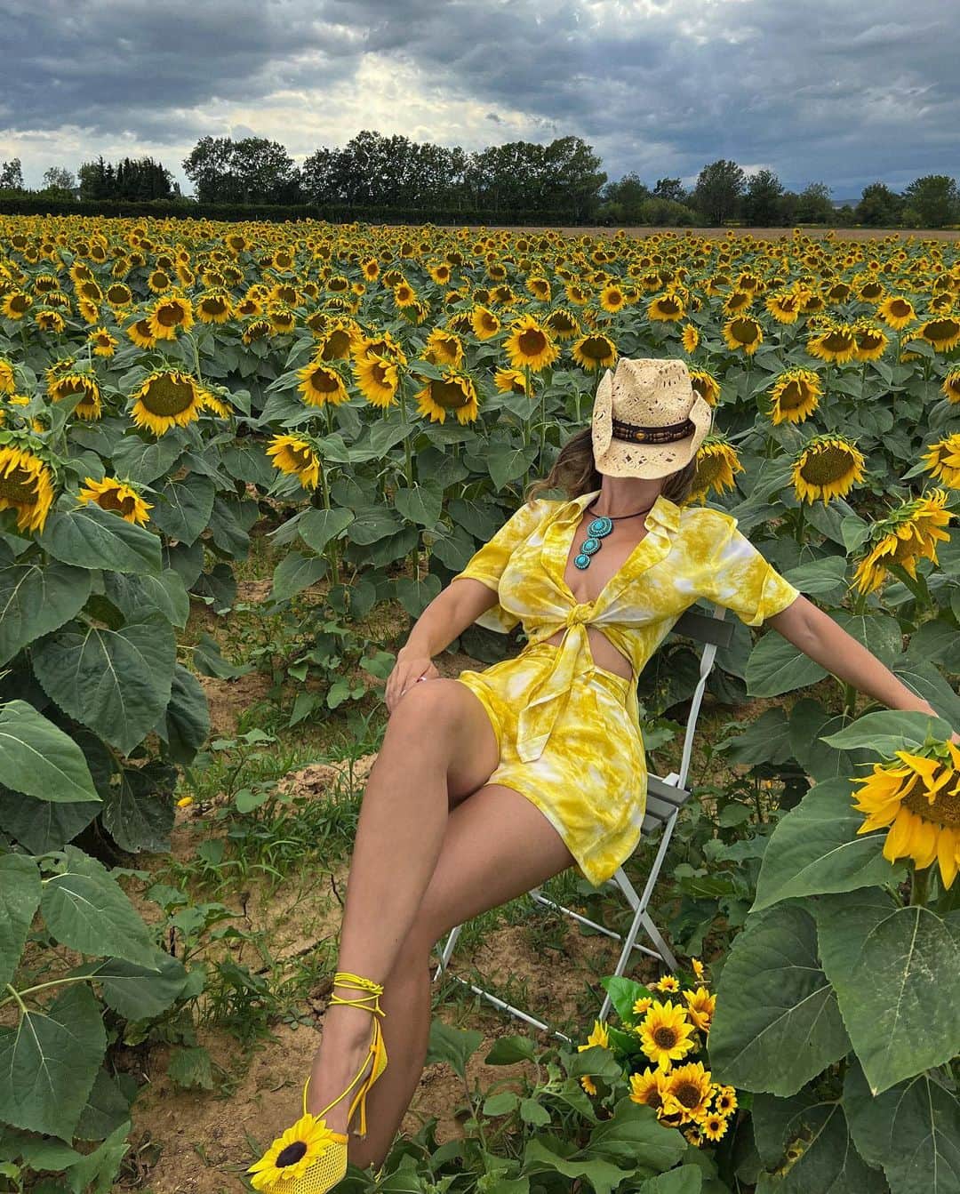 イリーナ・イワノワのインスタグラム：「@FashionNova perfect outfit for sunflower fields 😎  Wearing size XS」