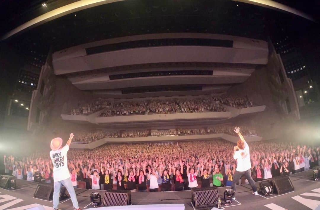 ファンキー加藤さんのインスタグラム写真 - (ファンキー加藤Instagram)「🎤  #神奈川県民ホール #満員御礼 🎊  2400人の大熱狂＆大合唱にペース配分狂わされてグチャグチャになって歌ったけどやっぱりこれこそファンモンのライブって感じだよな👊  今日もありがとうBABYS。 いつかまたハマスタへ行こうね。約束。  さぁ次は7月8日 神戸国際会館こくさいホール！  #太陽の街ツアー #ファンモン」7月2日 23時17分 - funkykato_funkykato_funkykato