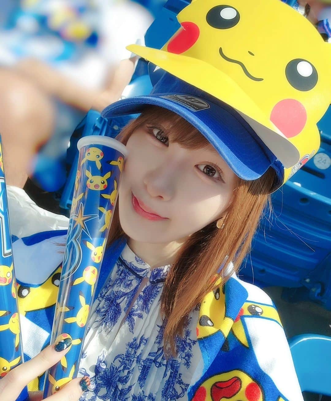 小田桐奈々のインスタグラム：「横浜DeNAベイスターズの試合を見に横浜スタジアムへ…⚾ スペシャルイベント『ポケモンボールパーク ヨコハマ』が開催されていて、ピカチュウを始めたくさんのポケモンがいて本当に楽しかった😭😭😭😭💗 最高の1日でした…  試合もすごく面白くて、最後までハラハラドキドキしながら見てました！ 勝利おめでとうございます！！！  ポケモンとスポーツが関わることによって、見に行く一つのきっかけになって、新しく楽しいことに出会えて、本当にありがとうの気持ち🥹  #中日ドラゴンズ #横浜スタジアム #ハマスタ #ポケモンボールパークヨコハマ  #ピカチュウ #野球 #横浜DeNAベイスターズ  #BayStars」