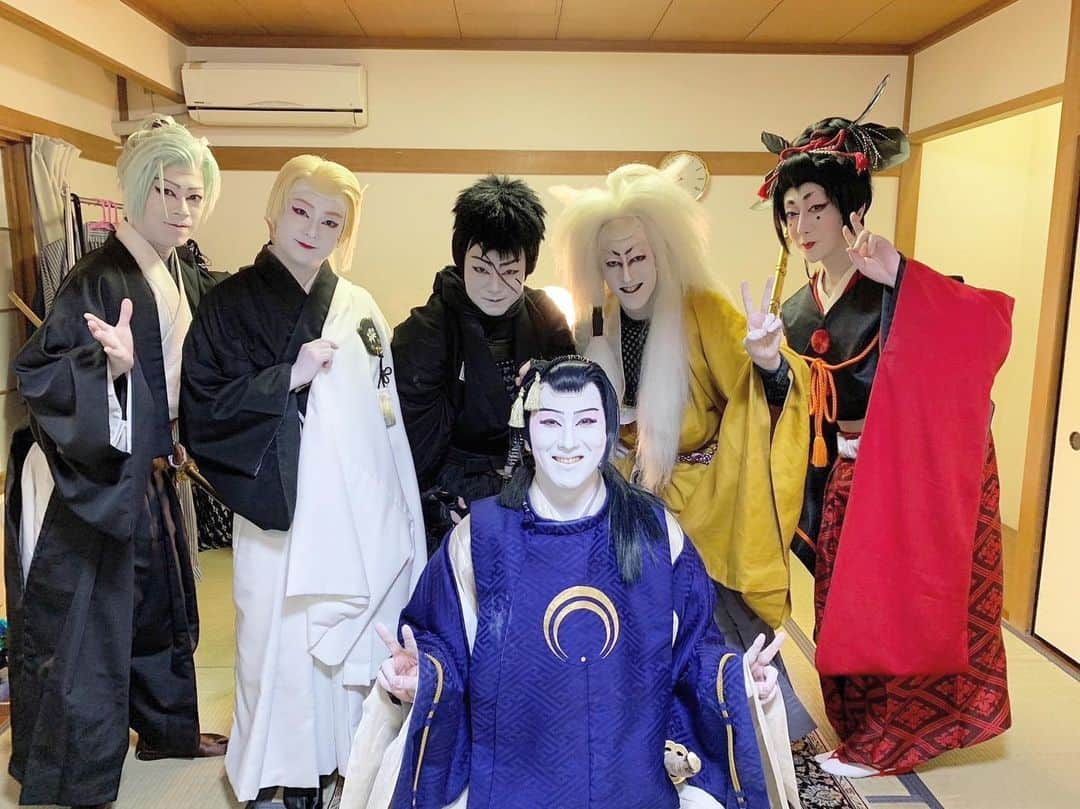 尾上右近のインスタグラム：「.  祝・初日🎉  #刀剣乱舞歌舞伎 #三日月宗近 #尾上松也 #小烏丸 #河合雪之丞 #同田貫正国 #中村鷹之資 #髭切 #中村莟玉 #膝丸 #上村吉太朗 #小狐丸 #尾上右近 #刀剣乱舞 #とうらぶ歌舞伎 #月刀剣縁桐」