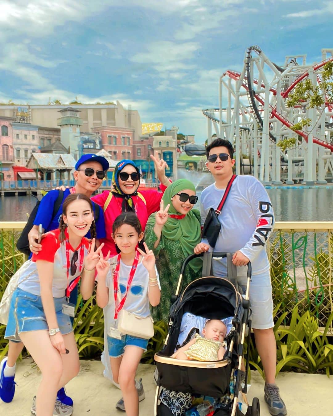 アユ・ティンティンのインスタグラム：「Seeerrrruuuu 🎢🎠🎡🧦🕶️」