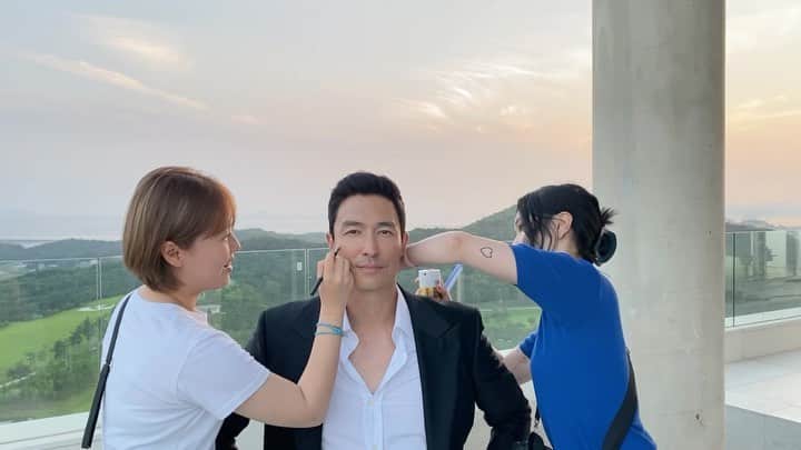 ダニエル・ヘニーのインスタグラム：「Staying grounded in Korea:)) 한국어 캡션으로는 뭐가 좋을까요? 💡」