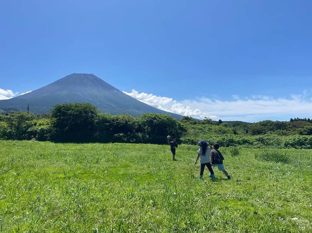 諸岡なほ子のインスタグラム：「キャンプ！ 昨日の夜は大雨だったけど、朝はからり。というかギラリ☀️ 無事にテントを乾かして撤収できました。その間…富士山麓の瑞々しすぎる草原でドッジボールする子供たち、最高か！  そして、7月1日といえば山開き。富士山に登ってる人もいるのかな〜？なんて思いつつ見上げてました。いいなー。 #ファミキャン #グルキャン #グルファミキャン #富士山」