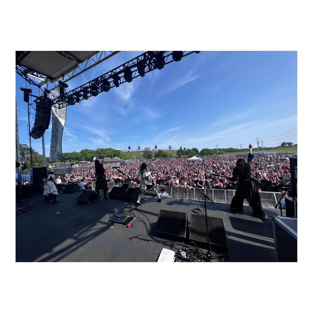 廣瀬茜さんのインスタグラム写真 - (廣瀬茜Instagram)「2023.5.27 "Pointfest"  Pointfest was great place with blue sky and beautiful natures, and stunning audience!  It was so excited! Thank you very much for coming to see our stage!!  Also it was really nice to see you Mike from Incubus!  北米ツアー前半が無事終わりました！ 8月の北米ツアー後半も楽しもう！  7月からは国内ツアー再開！ みんなに会えるのが楽しみです✌️  The first half of the North American tour has ended successfully! Let's enjoy the second half of the North American tour in August!  Look forward to seeing you all again❤️‍🔥  #bandmaid #pointfest #stlouis」7月2日 23時30分 - akane_bandmaid