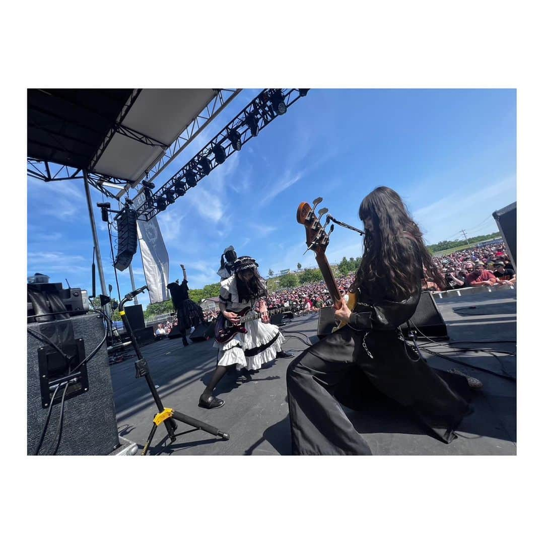 廣瀬茜さんのインスタグラム写真 - (廣瀬茜Instagram)「2023.5.27 "Pointfest"  Pointfest was great place with blue sky and beautiful natures, and stunning audience!  It was so excited! Thank you very much for coming to see our stage!!  Also it was really nice to see you Mike from Incubus!  北米ツアー前半が無事終わりました！ 8月の北米ツアー後半も楽しもう！  7月からは国内ツアー再開！ みんなに会えるのが楽しみです✌️  The first half of the North American tour has ended successfully! Let's enjoy the second half of the North American tour in August!  Look forward to seeing you all again❤️‍🔥  #bandmaid #pointfest #stlouis」7月2日 23時30分 - akane_bandmaid