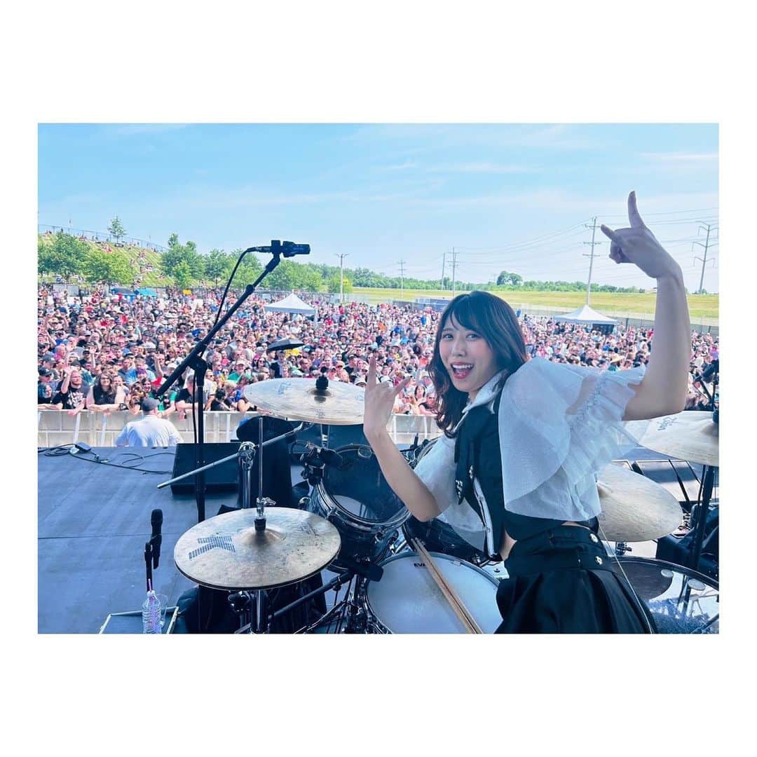 廣瀬茜のインスタグラム：「2023.5.27 "Pointfest"  Pointfest was great place with blue sky and beautiful natures, and stunning audience!  It was so excited! Thank you very much for coming to see our stage!!  Also it was really nice to see you Mike from Incubus!  北米ツアー前半が無事終わりました！ 8月の北米ツアー後半も楽しもう！  7月からは国内ツアー再開！ みんなに会えるのが楽しみです✌️  The first half of the North American tour has ended successfully! Let's enjoy the second half of the North American tour in August!  Look forward to seeing you all again❤️‍🔥  #bandmaid #pointfest #stlouis」