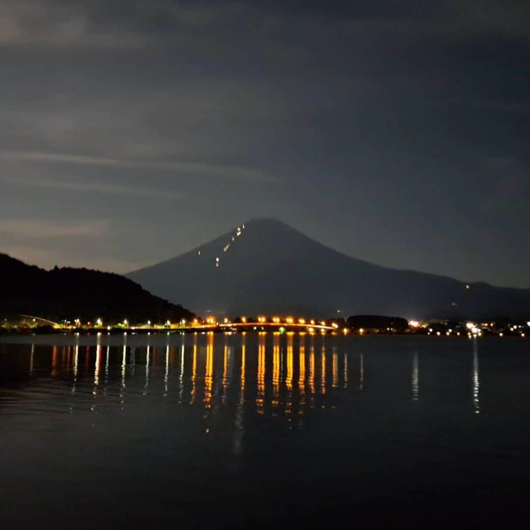綾小路きみまろさんのインスタグラム写真 - (綾小路きみまろInstagram)「綾小路きみまろです。 今日の河口湖は快晴☀️ 日中と夜の富士山をお届けします。 明日も良い日になりますように！  #綾小路きみまろ #富士山 #河口湖 #7月 #mtfuji」7月2日 23時31分 - ayanokojikimimaro_official