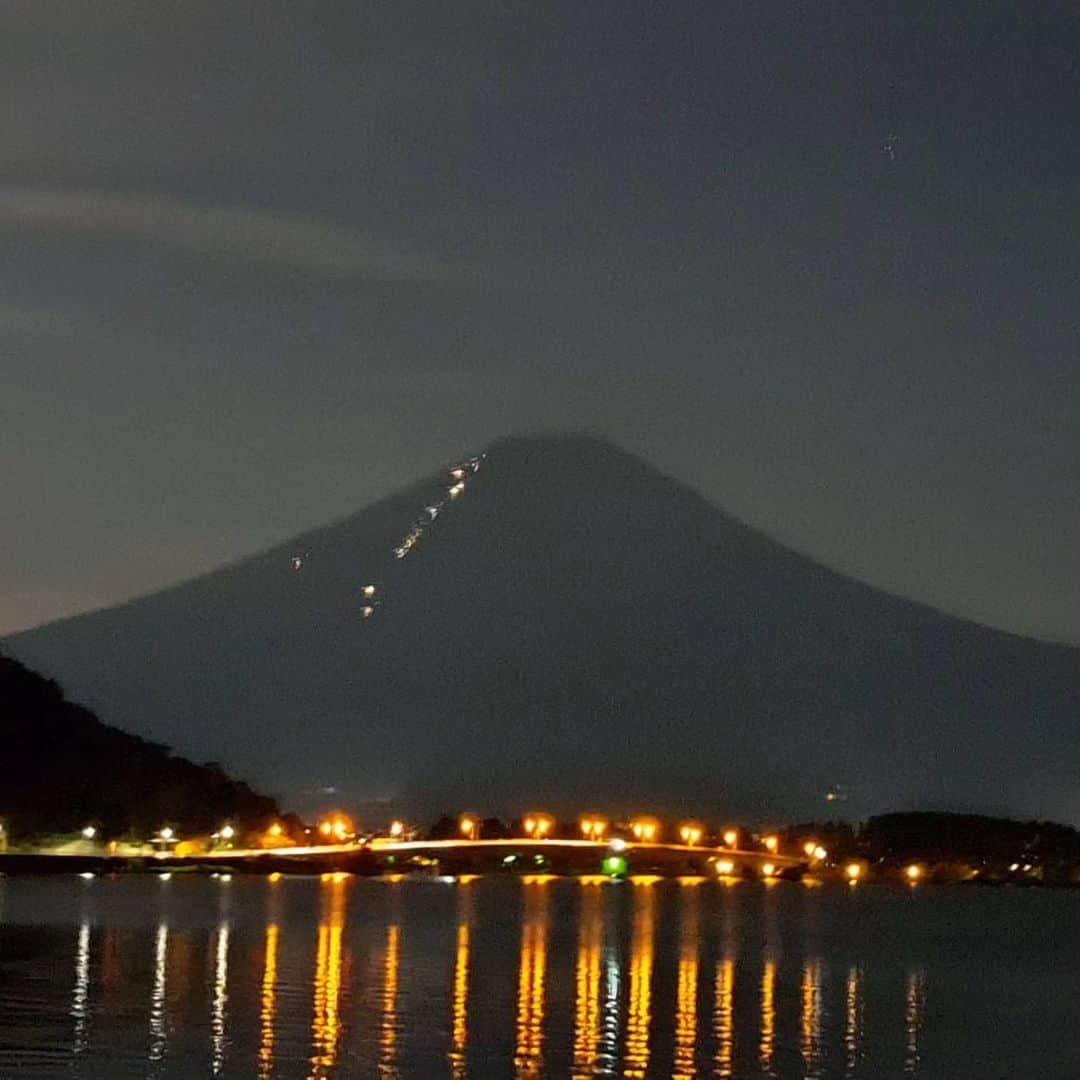綾小路きみまろさんのインスタグラム写真 - (綾小路きみまろInstagram)「綾小路きみまろです。 今日の河口湖は快晴☀️ 日中と夜の富士山をお届けします。 明日も良い日になりますように！  #綾小路きみまろ #富士山 #河口湖 #7月 #mtfuji」7月2日 23時31分 - ayanokojikimimaro_official