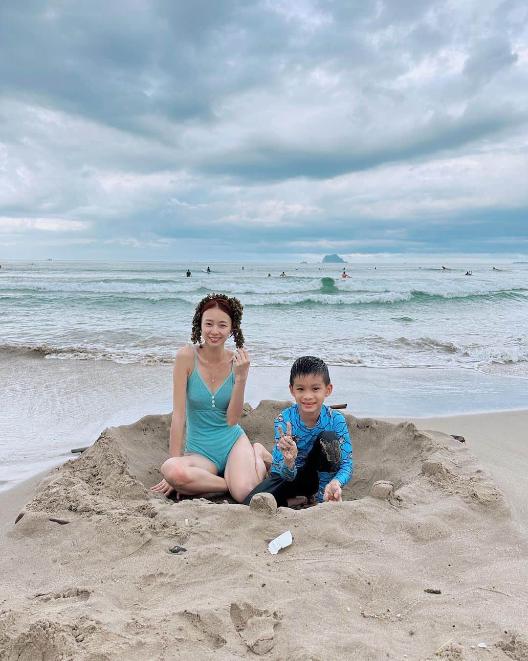 吳斐莉のインスタグラム：「今天要頒給我自己「最佳陪玩阿姨」獎😆讓我姊清淨了一整個下午，都不用罵小孩囉～哈哈哈哈哈  我今天就帶著侄子踏水、被浪沖，還有堆了好～久好久的沙🤣就這樣很單純的快樂很幸福  腦袋裡的煩惱都不見了 只有侄子跟我的笑聲 可以這樣簡簡單單真好🥰  ((連一串海草都可以完的很開心🤣  泳衣是 @seasons.bikini  藍色很顯白😆而且肩帶可以調長度很棒」