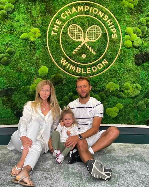 ラドゥ・アルボットのインスタグラム：「With family by my side at Wimbledon 💚🤍🌿」