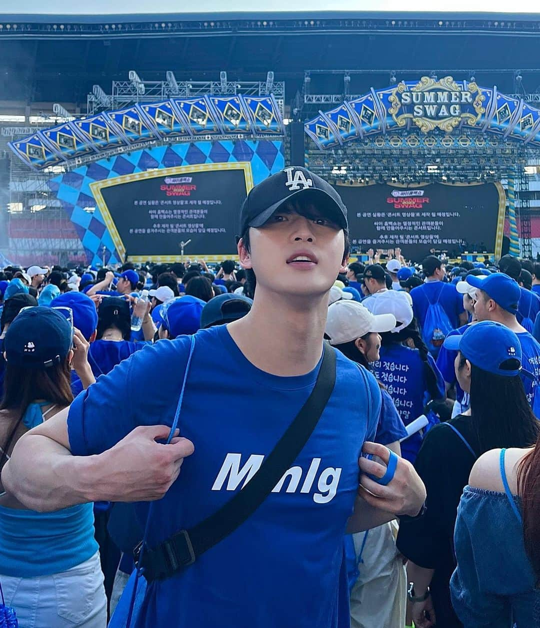 キム・カンミンのインスタグラム：「나의 첫 흠뻑쇼 🧢👕💦💙🩵」