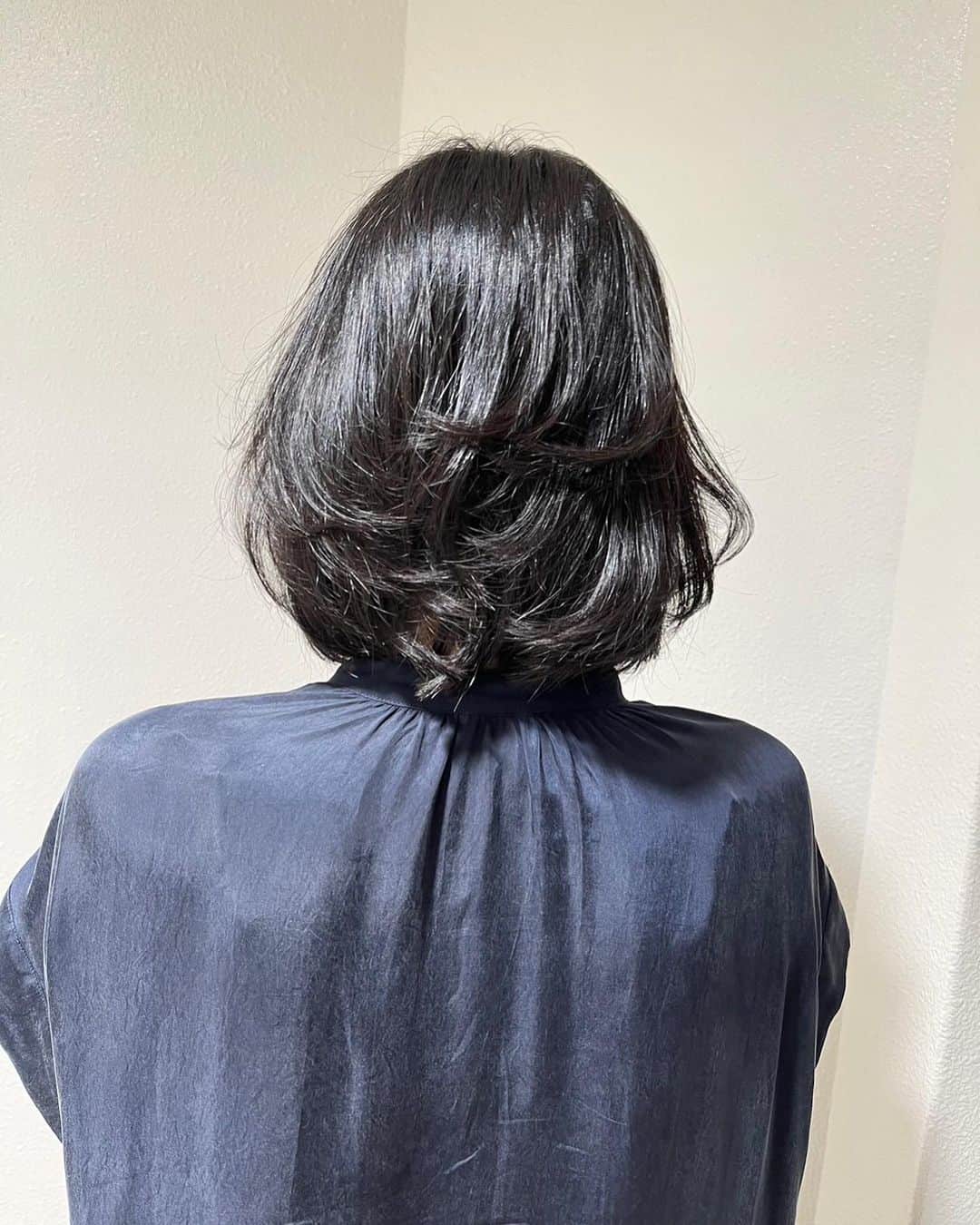 木村多江さんのインスタグラム写真 - (木村多江Instagram)「仕事の ご要望の 髪型に するため ヘアカット。  自分では こんな 素敵ヘアは できないな、、、  美容師さんや ヘアメイクさんて すごいなぁ。  普段の私の髪は ボサノバです  あ、いえ すみません  ボサボサですっ (言いたい欲望 おさえられずっ)  はいっ  のほほんと いきましょうかね😊🍵」7月2日 23時33分 - taekimura_official