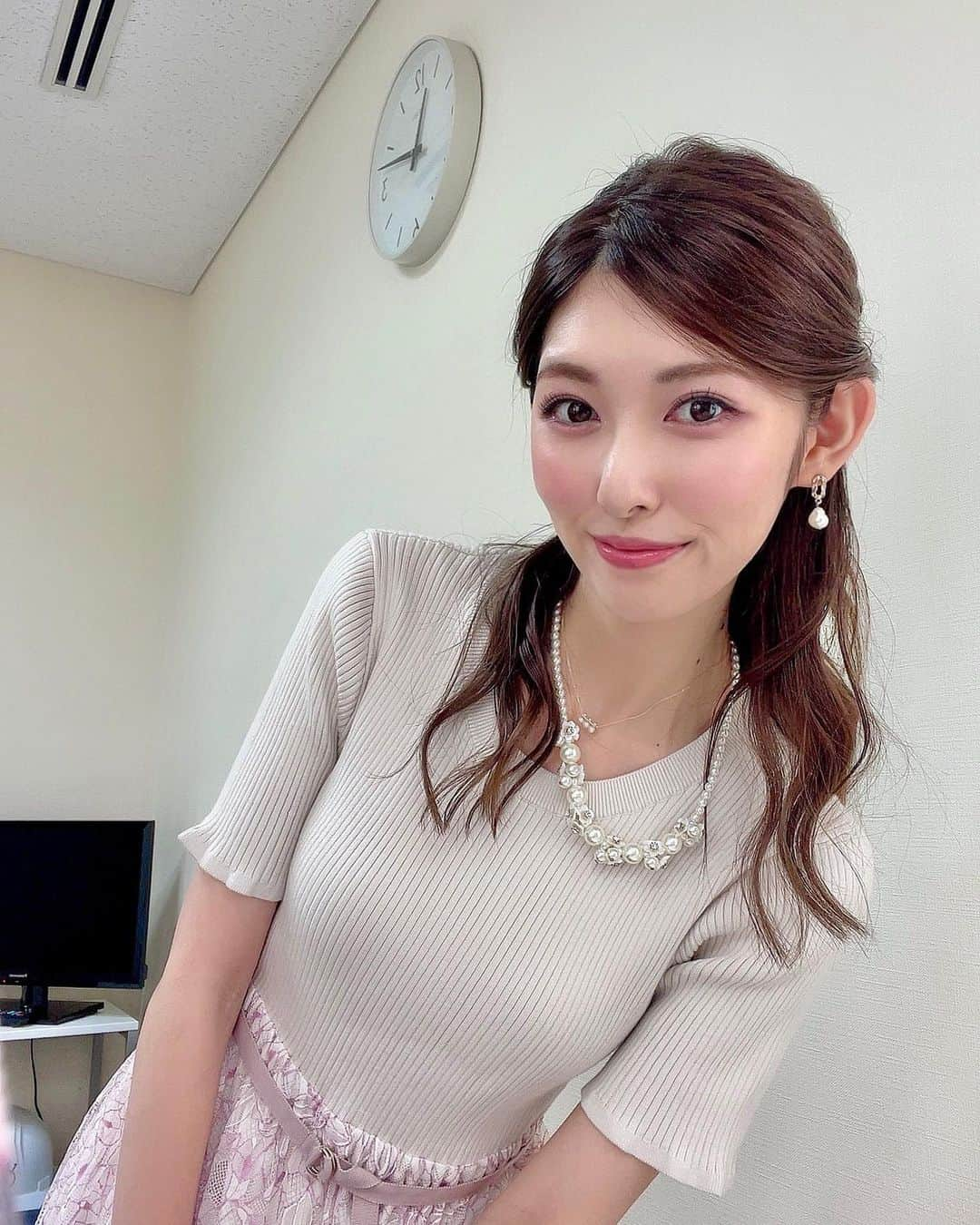 橘ゆりかのインスタグラム：「6月のわれポンで着たワンピース🪞 #proportionbodydressing  スカートのレースが繊細でめちゃ綺麗なんだよ🎀 プロポの洋服はもう試着しなくても サイズ感わかるくらいよく着てる🧸 ⁡ ⁡ そして優勝はMr.われポン 堺正章さんでした🌟 9年ぶり！おめでとうございます🏆🎊 オープニングでの優勝予想当たった😆やったー！ ⁡ そして同じ滋賀出身のロッシーさんの 新しい！？麻雀スタイルにも盛り上がりました🀄️ ⁡ ⁡ 次回はいよいよ24時間生放送です🔥 8月12日19時からお楽しみください！！ ⁡ ⁡ 明日から月曜日がんばろね〜🦋 ⁡ ⁡ ⁡ #われポン #橘ゆりか #ワンピース #夏服  #プロポ #プロポーションボディドレッシング」