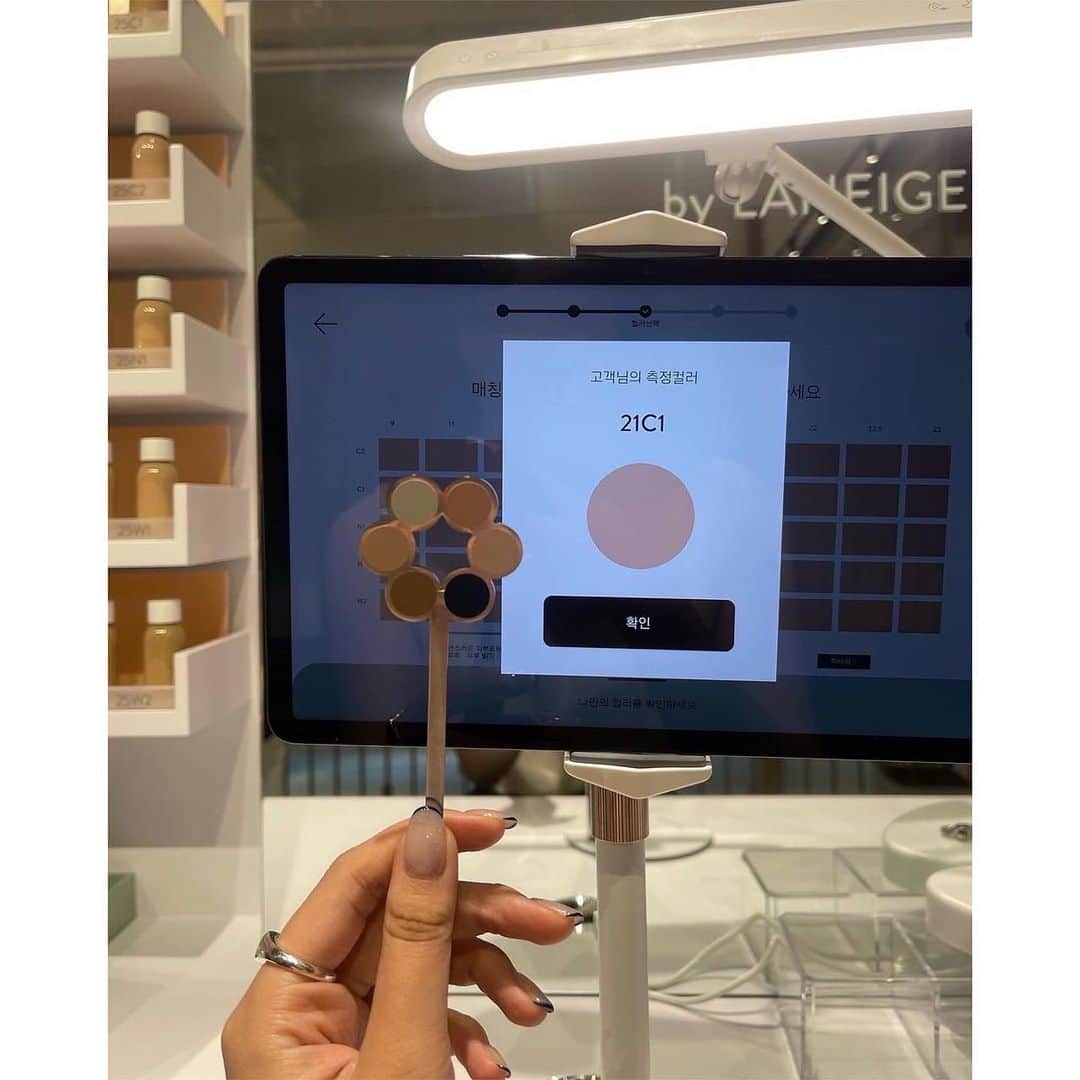 大坪はるらさんのインスタグラム写真 - (大坪はるらInstagram)「アモーレパシフィックジャパンが開催している  アモパシフェスにお邪魔してきました。  いつ来ても最新コスメに触れられて楽しいアットコスメストア。 日本未上陸の最新のコスメがズラリで幾らでも居れちゃう❤︎あれこれと試したくなるアイテムがズラリです👀  その中でも私が気になったアイテムはLANEIGE 自分の肌に合うファンデーションの色を150種類ものカラーの中から選んでくれるハイクオリティなシステムがあり、その場で肌診断が可能 感覚で選んでいたからこそ、しっかり診断をして購入できるのは嬉しいポイントです🤍  アモパシフェスは6/28(水)から7/11(火)までの期間限定開催。原宿のアットコスメストアにて。📍 是非みなさまチェックしてみてくださいね❤︎ @ cosme TOKYO  #AMOREPACIFIC#アモーレパシフィック#アモパシ#アモ パシフェス#pr#ラネージュ#イニスフリー」7月2日 23時49分 - harurappy_1211