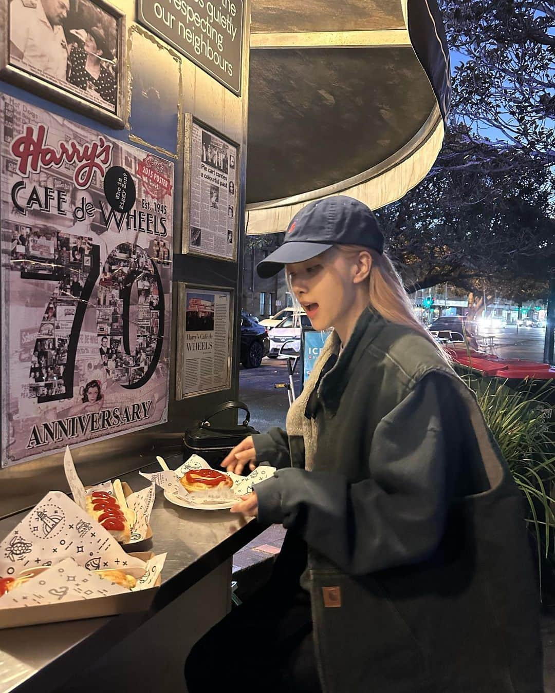 ロゼさんのインスタグラム写真 - (ロゼInstagram)「Sydney. I had so much fun revisiting and exploring the city as I did with my family every once in a while when I was younger. Sydney has always been a city full of warm memories for me. It felt so good to be back to my childhood country and I forever will be grateful for the love and support you have all shown us. I love you so much and I can’t wait to be back 🫶🏼 blink blink blink oi oi oi!!!」7月2日 23時44分 - roses_are_rosie