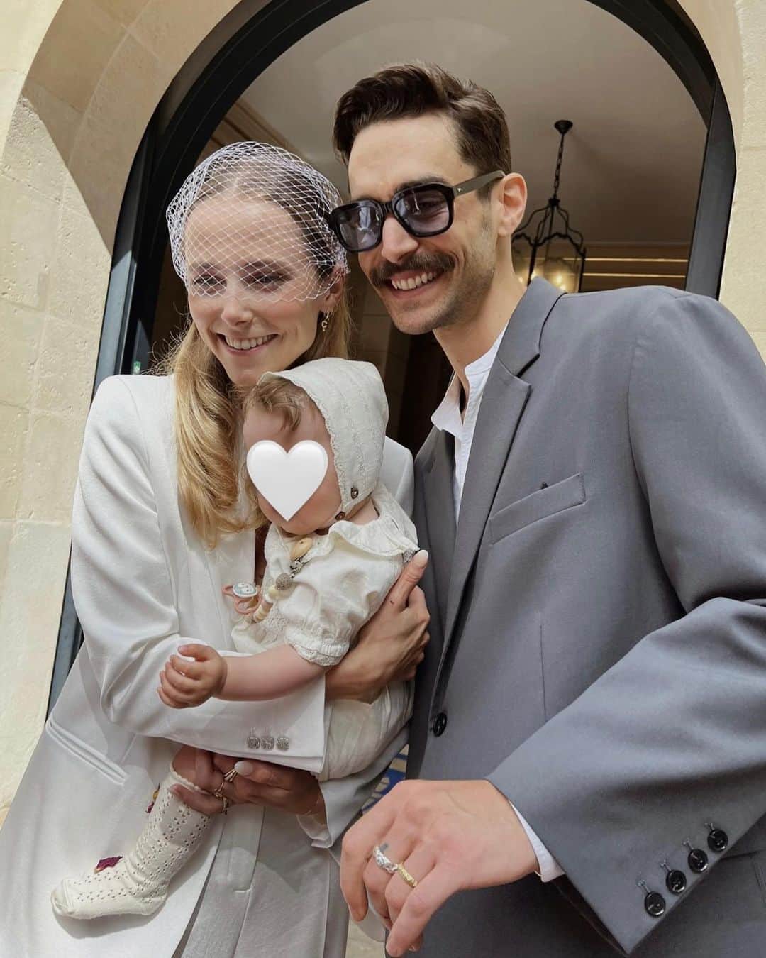 NICOLAS SIMOESのインスタグラム：「1.07.2023 - Après 8 ans et demi de vie tous les deux (maintenant tous les trois) on s’est dit oui, entourés de tous nos proches, une merveilleuse journée 🤍   Ça a été compliqué de choisir que quelques photos car chacune raconte une histoire, mais voici quelques photos d’hier 🫶🏻 (on s’excuse d’avance mais on va en poster pas mal hihi)」