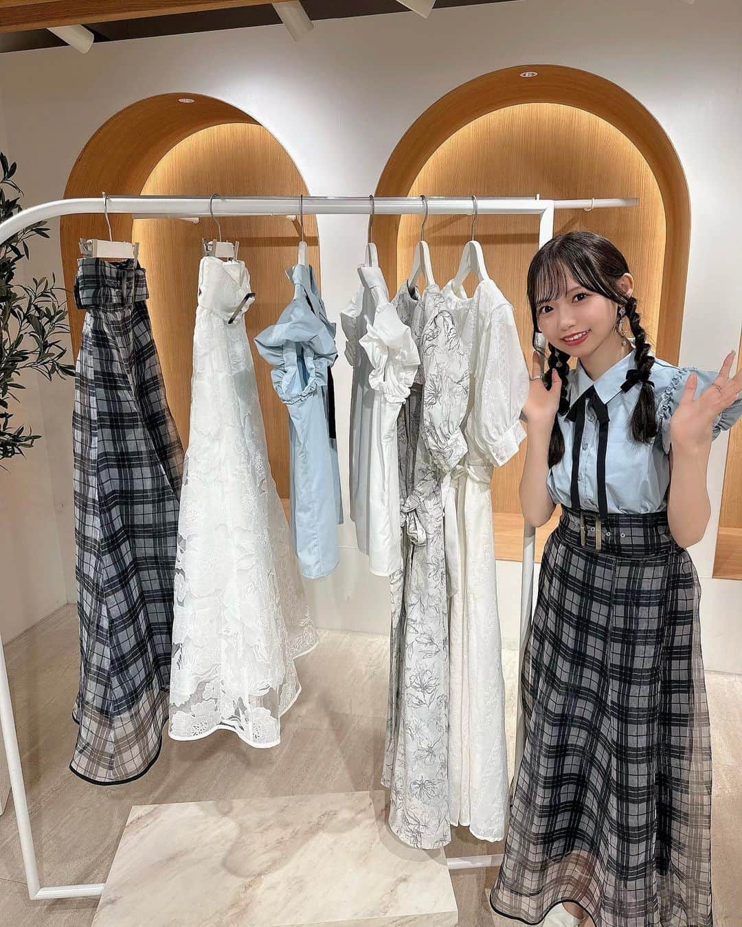 畑美紗起さんのインスタグラム写真 - (畑美紗起Instagram)「今日は新宿のルミネエストでイベントでした🎀  Hata Misaki × STRIPE CLUB受注会 来てくださったみなさんありがとうございました👗💞  たくさんの方に来ていただけてとっても幸せでした😌♡  お洋服のお届け楽しみにまっていてください🤍  2しょっと特典もたのしかったねえ💌 お写真、チェキのお写真送ってねえ💍  そして通販にてお洋服の販売ももうすぐ始まります！ 今日来れなかった方は是非通販でみてみてね( ⁎ᵕᴗᵕ⁎ )🌸 日程は決まりましたらまた告知します！ 7/7の18:30頃からインスタライブでお洋服のご紹介も予定しております！ ぜひみにきてください〜😌🫶🏻  #畑美紗起 #ブラウス #ブラウスコーデ #スカート #コーデ #夏コーデ #コーディネート #夏 #ファッション #ファッションコーデ #春コーデ #私服 #fashion #blouse #skirt #coordinate #me #shooting #fashionblogger #fashionista #ootd #japanesegirl #coordinate」7月2日 23時45分 - miiicha_0327