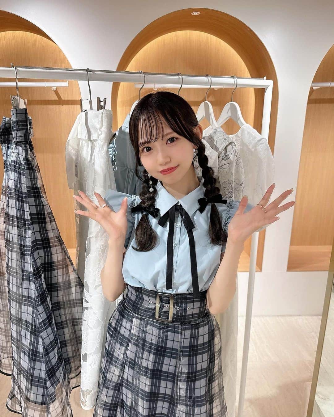 のインスタグラム：「今日は新宿のルミネエストでイベントでした🎀  Hata Misaki × STRIPE CLUB受注会 来てくださったみなさんありがとうございました👗💞  たくさんの方に来ていただけてとっても幸せでした😌♡  お洋服のお届け楽しみにまっていてください🤍  2しょっと特典もたのしかったねえ💌 お写真、チェキのお写真送ってねえ💍  そして通販にてお洋服の販売ももうすぐ始まります！ 今日来れなかった方は是非通販でみてみてね( ⁎ᵕᴗᵕ⁎ )🌸 日程は決まりましたらまた告知します！ 7/7の18:30頃からインスタライブでお洋服のご紹介も予定しております！ ぜひみにきてください〜😌🫶🏻  #畑美紗起 #ブラウス #ブラウスコーデ #スカート #コーデ #夏コーデ #コーディネート #夏 #ファッション #ファッションコーデ #春コーデ #私服 #fashion #blouse #skirt #coordinate #me #shooting #fashionblogger #fashionista #ootd #japanesegirl #coordinate」
