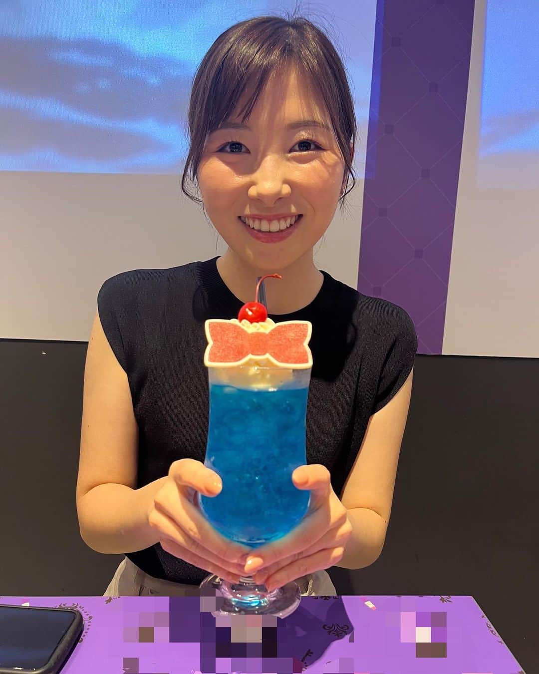 齋藤恵梨のインスタグラム：「. 友人と久しぶりに 大好きな推理漫画のコラボカフェへ🖤 . 推しを前にすると 人は可愛いしか言えないし、 オタクは楽しい。 . #推し活」