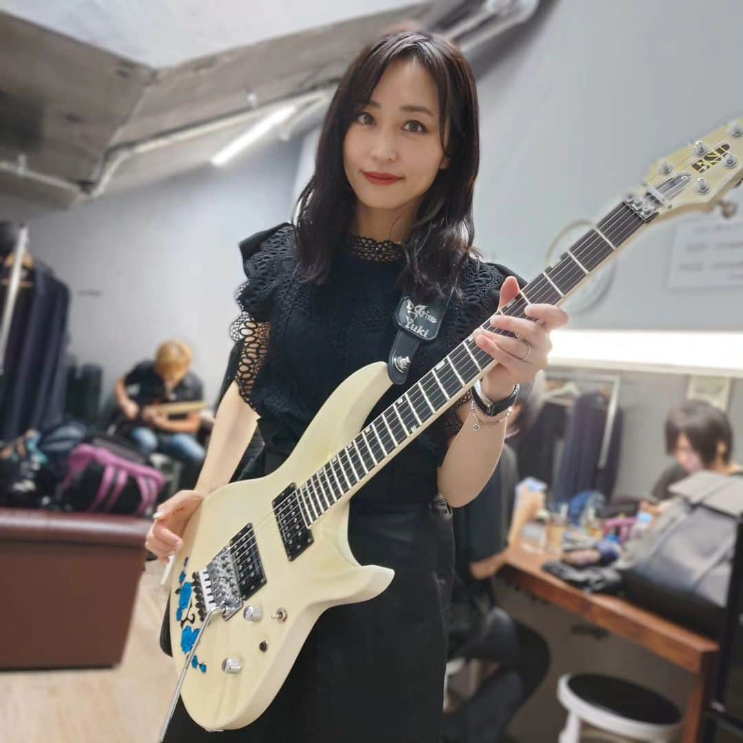 Yukiさんのインスタグラム写真 - (YukiInstagram)「#backstage   新横浜Strageでのライブご来場ありがとうございました！  2部制のステージ、皆さんの熱気も感じられて楽しかったです😆  また関東方面、ライブがいっぱい決定してますので、またお会いしましょう👍  Thank you for coming to the gig in Yokohama!! I was glad to see your smiles 😊 See you again!  #D_Drive」7月2日 23時49分 - d_drive_gt_yuki