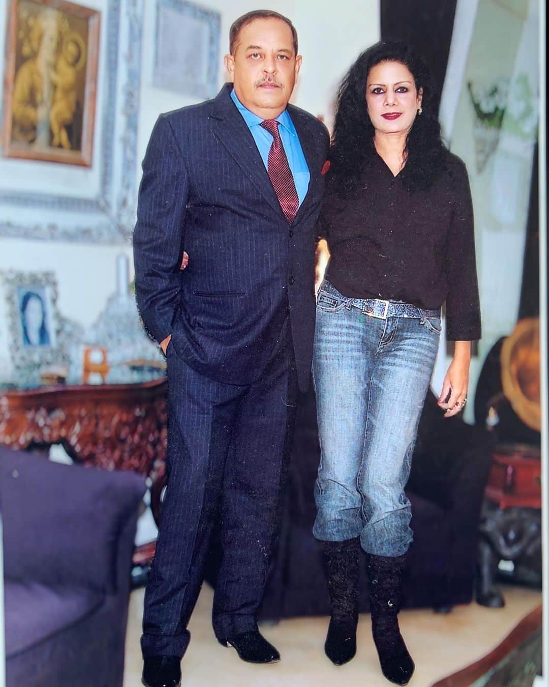 セリーナ・ジェイトリーのインスタグラム：「Be patient with me. Pain has been the only one slow to leave me, unlike everyone else….   Just when I think I cannot take it anymore…Be strong, saith my heart; I am a soldier’s daughter; I have been raised to endure his death with pride!”  Thinking of my father Colonel VK Jaitly, SM with a heavy heart on his death anniversary today… My Mom ( Dr Meeta Jaitly) Seen here in this photograph could not bear the death of her soulmate and also passed away few months after dad’s untimely death leaving a massive void in our lives. They fell in love at Lucknow command hospital after the 1971 war where my dad was recovering from bullet and shrapnel injuries… They fought the cross cultural and religious conflict just to be together. They taught me n my brother the true definition of love for each other and for the country. My mother insisted on spending the last few days of her life at the military command hospital in Lucknow where they first met, until my brother n I moved her to Sahara Sheher to breath her last surrounded by family…. She constantly told me she was waiting for him to come n get her, she was waiting for a glimpse of his uniform 💔”  #missyou #celinajaitly #armydad #indianarmy #missyoudad #missyoumom #fallensoldiers #lovestory #bollywood #1971war #celinajaitley」