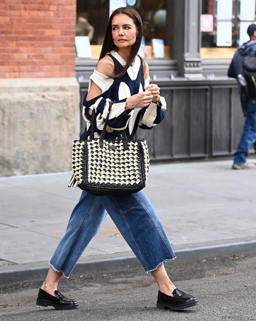 ケイト・スペードのインスタグラム：「What’s black and white and chic all over? @katieholmes in our crochet raffia, of course. #katespadeny」