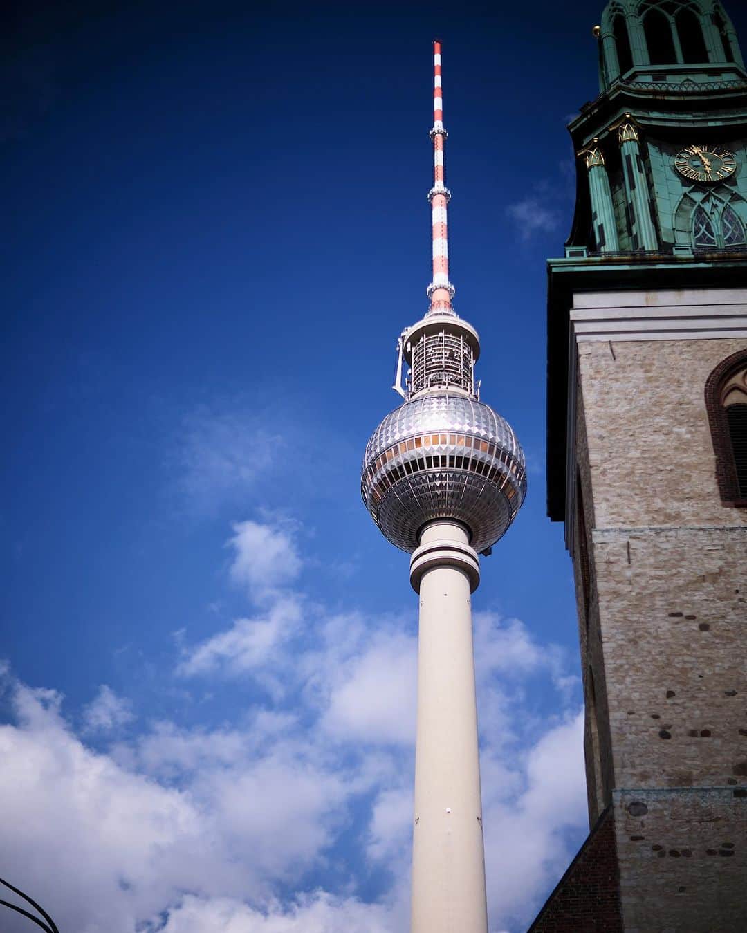 吉田拓巳さんのインスタグラム写真 - (吉田拓巳Instagram)「ヨーロッパ旅6ヶ国目の最後に、アムステルダムからベルリンへ  ベルリンってどこも何かストイックな感じがあってかっこいい街。 たまたま世界のベスト50のレストランが発表されたので眺めてたら、ベルリンにもランクインした店舗があって試しに問い合わせてみたら奇跡的に席が空いてて行ってきた。  #Germany  #Berlin」7月2日 23時59分 - tkmivj