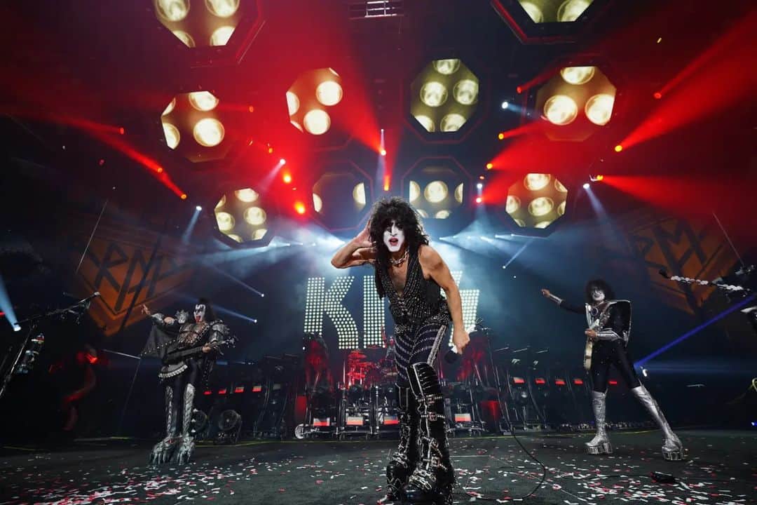 KISSのインスタグラム：「#MANNHEIM!! We will NEVER forget you! GOOD NIGHT!! #EndOfTheRoadTour #Germany  Photo:Keith Leroux」