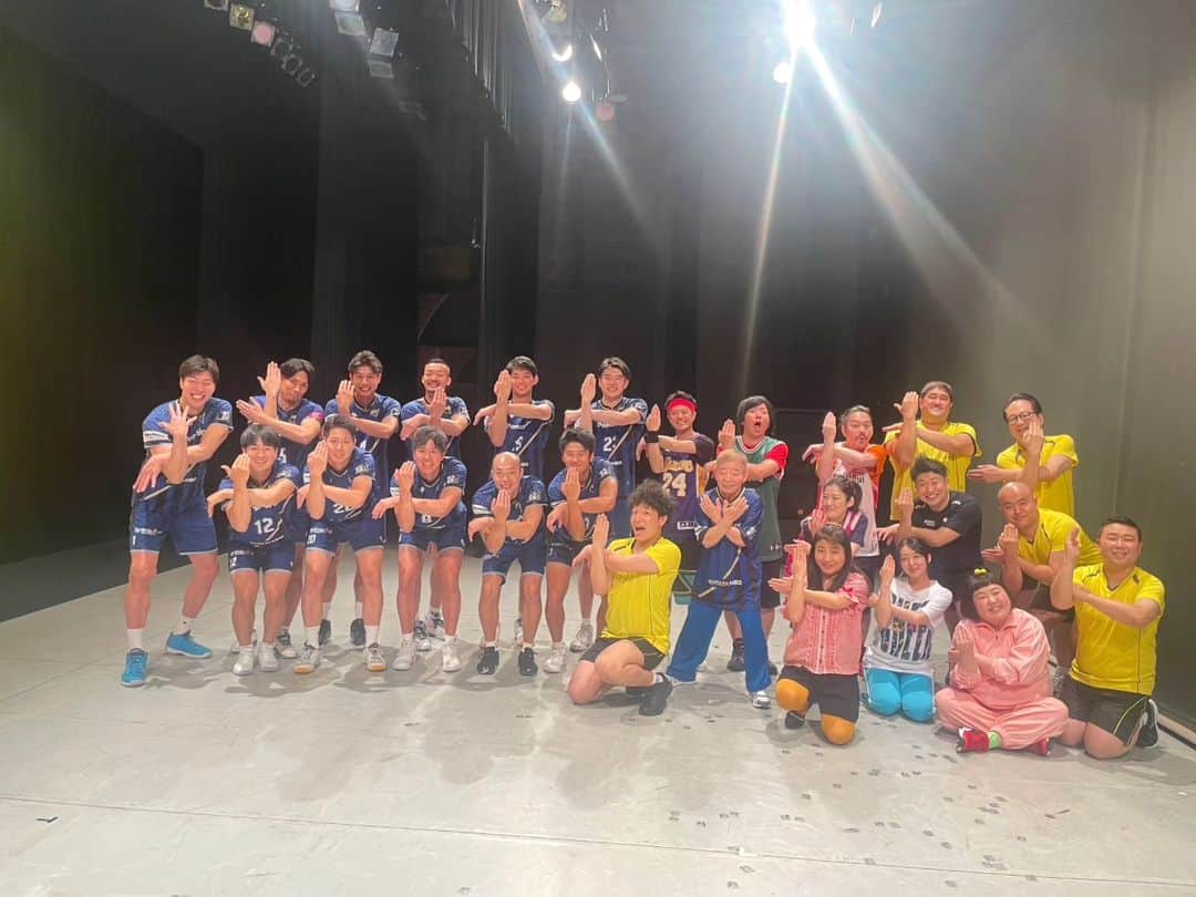 清水邦広のインスタグラム：「『もじゃ吉田の新喜劇どうでしょう？inなんばグランド花月』 出演させていただきました！  小さな頃からテレビで見て笑ってた あの舞台に出れるなんて不思議な感覚でした！  新喜劇のみなさんの迫力凄かった！  舞台の上でも裏でも、ずっと笑ってました。  とにかく緊張してましたが 最高に楽しかったです。 吉本新喜劇の皆さま ありがとうございました。  超満員の中 最高な経験をありがとうございました！  もじゃ吉田さん 打ち上げしますよ！！  #吉本新喜劇 #パナソニックパンサーズ #もじゃ吉田」