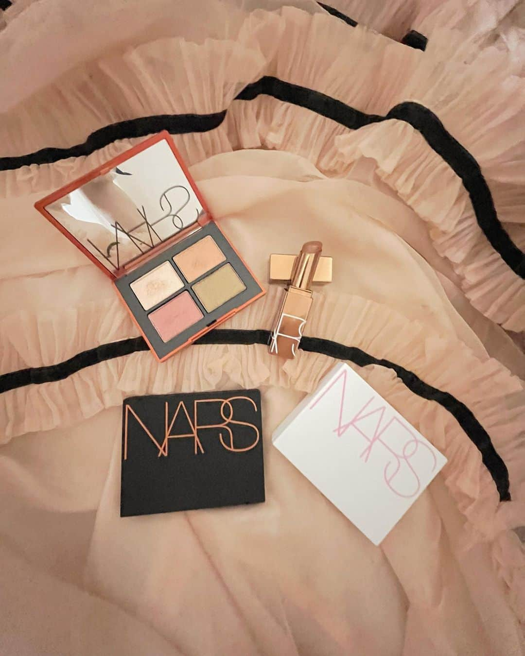 酒元麻衣（まいへー）さんのインスタグラム写真 - (酒元麻衣（まいへー）Instagram)「NARS make🤎  使用したアイテム  ◇NARS ライトリフレクティングセッティングパウダー ◇NARS ラグナブロンジングパウダー ◇NARS クワッドアイシャドー ◇NARSアフターグローリップバーム  (白い服はシャドーだけ使用してます♡)  ブラウンリップが意外と使いやすくて可愛いという新発見😽 シャドーは発色よくてこれだけで本当に目が可愛く見えるのでおすすめです🫣 夏沢山使おう❤︎  . . . . #NARS #夏メイク #コスメレポ  #narscosmetics  #narsmakeup  #コスメ #メイク」7月2日 23時56分 - maihee