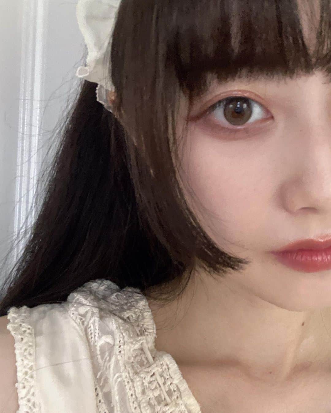 酒元麻衣（まいへー）さんのインスタグラム写真 - (酒元麻衣（まいへー）Instagram)「NARS make🤎  使用したアイテム  ◇NARS ライトリフレクティングセッティングパウダー ◇NARS ラグナブロンジングパウダー ◇NARS クワッドアイシャドー ◇NARSアフターグローリップバーム  (白い服はシャドーだけ使用してます♡)  ブラウンリップが意外と使いやすくて可愛いという新発見😽 シャドーは発色よくてこれだけで本当に目が可愛く見えるのでおすすめです🫣 夏沢山使おう❤︎  . . . . #NARS #夏メイク #コスメレポ  #narscosmetics  #narsmakeup  #コスメ #メイク」7月2日 23時56分 - maihee