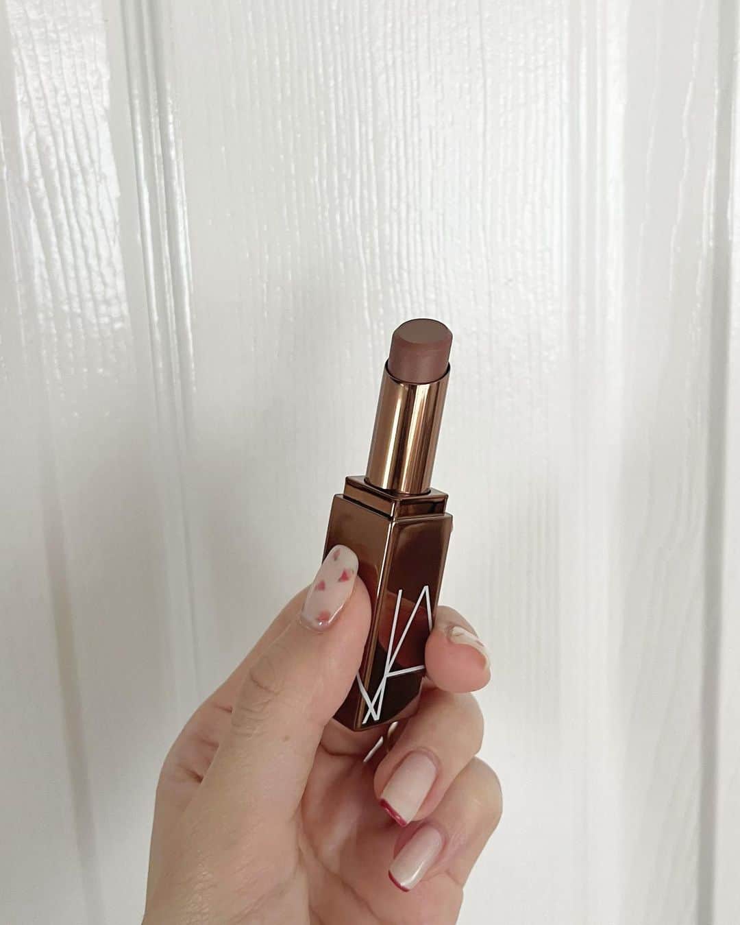 酒元麻衣（まいへー）さんのインスタグラム写真 - (酒元麻衣（まいへー）Instagram)「NARS make🤎  使用したアイテム  ◇NARS ライトリフレクティングセッティングパウダー ◇NARS ラグナブロンジングパウダー ◇NARS クワッドアイシャドー ◇NARSアフターグローリップバーム  (白い服はシャドーだけ使用してます♡)  ブラウンリップが意外と使いやすくて可愛いという新発見😽 シャドーは発色よくてこれだけで本当に目が可愛く見えるのでおすすめです🫣 夏沢山使おう❤︎  . . . . #NARS #夏メイク #コスメレポ  #narscosmetics  #narsmakeup  #コスメ #メイク」7月2日 23時56分 - maihee