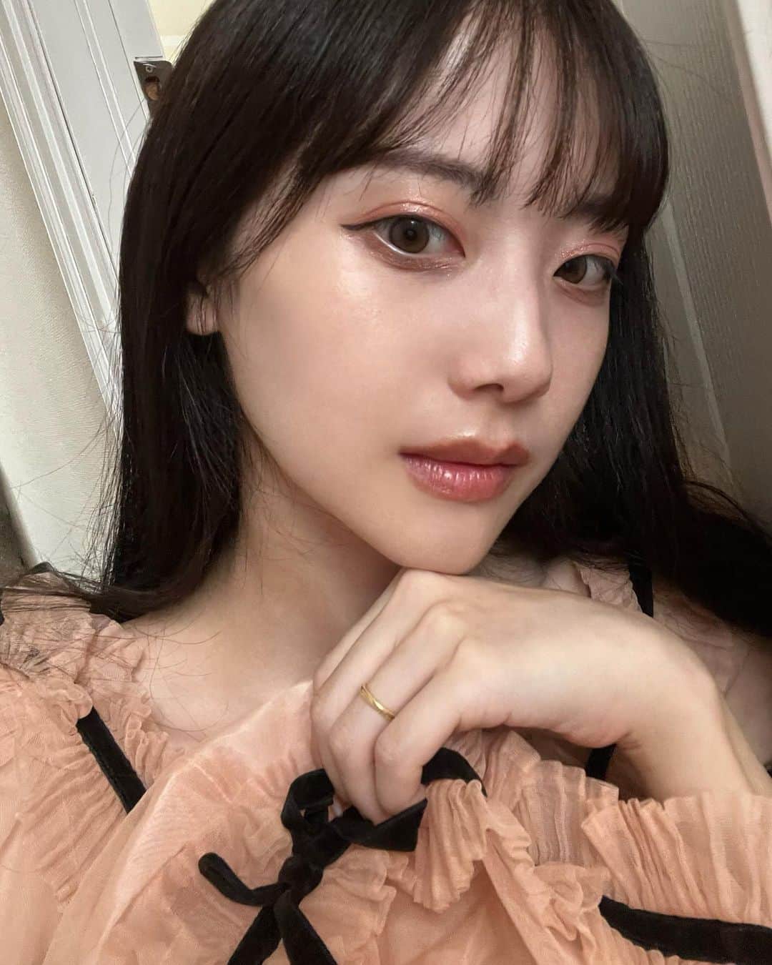 酒元麻衣（まいへー）さんのインスタグラム写真 - (酒元麻衣（まいへー）Instagram)「NARS make🤎  使用したアイテム  ◇NARS ライトリフレクティングセッティングパウダー ◇NARS ラグナブロンジングパウダー ◇NARS クワッドアイシャドー ◇NARSアフターグローリップバーム  (白い服はシャドーだけ使用してます♡)  ブラウンリップが意外と使いやすくて可愛いという新発見😽 シャドーは発色よくてこれだけで本当に目が可愛く見えるのでおすすめです🫣 夏沢山使おう❤︎  . . . . #NARS #夏メイク #コスメレポ  #narscosmetics  #narsmakeup  #コスメ #メイク」7月2日 23時56分 - maihee