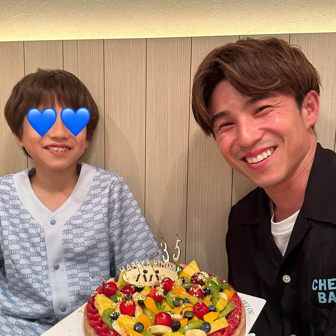 仲里依紗さんのインスタグラム写真 - (仲里依紗Instagram)「happy birthday 35🎂🦊🌺🫶🏻♨️✨🍒🍕👦🏻  1.最近なすちゃんから教えてもらった自撮りの仕方を教えてるやつ 2.トカゲくんに笑ってって言ってるやつ 3.連写してやっと笑ってくれた奇跡のツーショのやつ 4.そんなに暑くないのに腕まくりしちゃってちょいダサになったうえに手で自然と35歳の3と5✋しちゃっててさらにダサさに加速かかってるやつ 5.袖まくりに気づいて下ろしたけど3と5の✋は継続しちゃってるやつ 6.ジュノンボーイグランプリのカレンダー‼️って急に言われて写真撮られ待ちしてて撮らされたやつ 7.誕生日で温泉宿に泊まってて朝起きて山バックにバルコニーで台本読んでスカしてる風だけど髪がヤバすぎてそっちにしか目がいかないやつ 8.台本読んでるのか寝てるのかわからないくらい目があいてないやつ  35歳も楽しく生きようぜ🦊🔥❤️ @akiyoshi0630nakao」7月2日 23時57分 - riisa1018naka