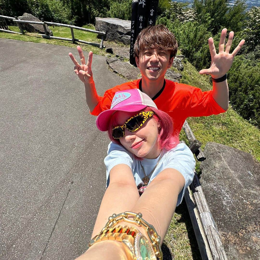 仲里依紗さんのインスタグラム写真 - (仲里依紗Instagram)「happy birthday 35🎂🦊🌺🫶🏻♨️✨🍒🍕👦🏻  1.最近なすちゃんから教えてもらった自撮りの仕方を教えてるやつ 2.トカゲくんに笑ってって言ってるやつ 3.連写してやっと笑ってくれた奇跡のツーショのやつ 4.そんなに暑くないのに腕まくりしちゃってちょいダサになったうえに手で自然と35歳の3と5✋しちゃっててさらにダサさに加速かかってるやつ 5.袖まくりに気づいて下ろしたけど3と5の✋は継続しちゃってるやつ 6.ジュノンボーイグランプリのカレンダー‼️って急に言われて写真撮られ待ちしてて撮らされたやつ 7.誕生日で温泉宿に泊まってて朝起きて山バックにバルコニーで台本読んでスカしてる風だけど髪がヤバすぎてそっちにしか目がいかないやつ 8.台本読んでるのか寝てるのかわからないくらい目があいてないやつ  35歳も楽しく生きようぜ🦊🔥❤️ @akiyoshi0630nakao」7月2日 23時57分 - riisa1018naka