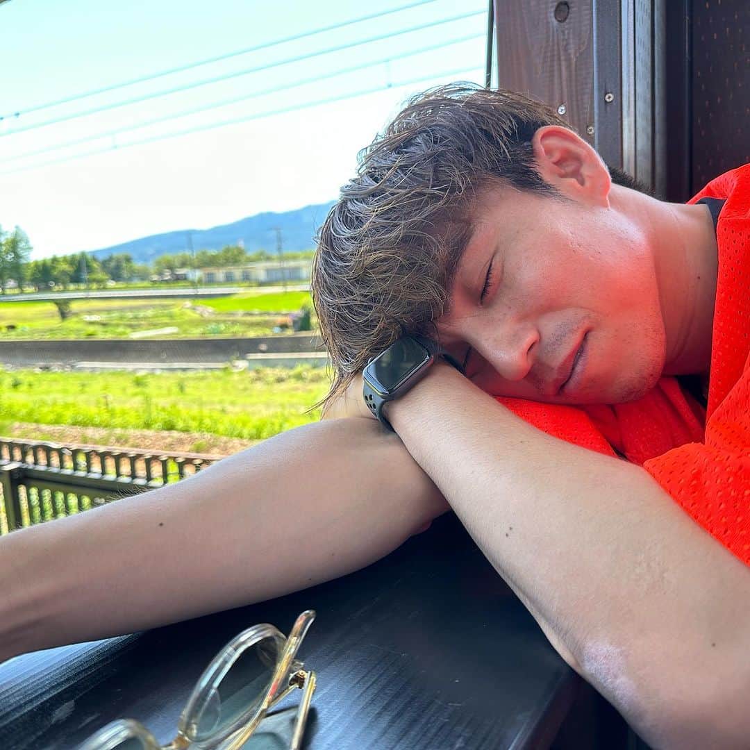 仲里依紗さんのインスタグラム写真 - (仲里依紗Instagram)「happy birthday 35🎂🦊🌺🫶🏻♨️✨🍒🍕👦🏻  1.最近なすちゃんから教えてもらった自撮りの仕方を教えてるやつ 2.トカゲくんに笑ってって言ってるやつ 3.連写してやっと笑ってくれた奇跡のツーショのやつ 4.そんなに暑くないのに腕まくりしちゃってちょいダサになったうえに手で自然と35歳の3と5✋しちゃっててさらにダサさに加速かかってるやつ 5.袖まくりに気づいて下ろしたけど3と5の✋は継続しちゃってるやつ 6.ジュノンボーイグランプリのカレンダー‼️って急に言われて写真撮られ待ちしてて撮らされたやつ 7.誕生日で温泉宿に泊まってて朝起きて山バックにバルコニーで台本読んでスカしてる風だけど髪がヤバすぎてそっちにしか目がいかないやつ 8.台本読んでるのか寝てるのかわからないくらい目があいてないやつ  35歳も楽しく生きようぜ🦊🔥❤️ @akiyoshi0630nakao」7月2日 23時57分 - riisa1018naka