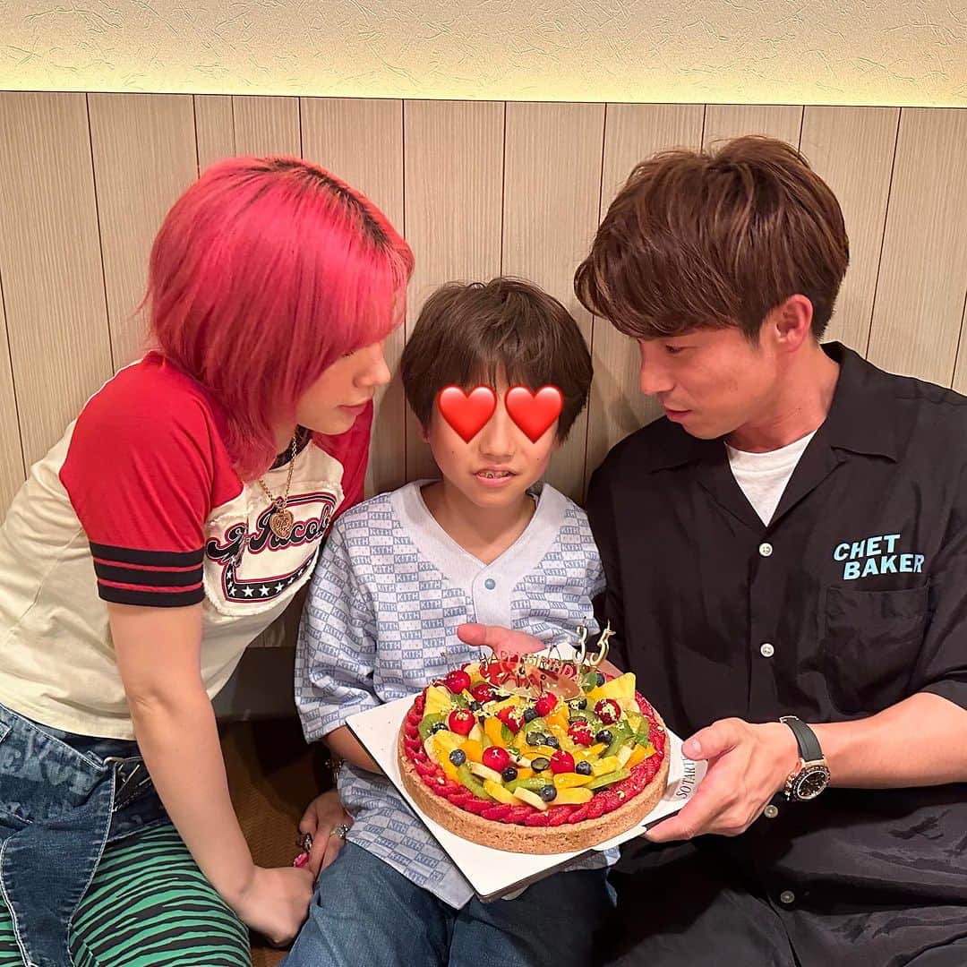 仲里依紗さんのインスタグラム写真 - (仲里依紗Instagram)「happy birthday 35🎂🦊🌺🫶🏻♨️✨🍒🍕👦🏻  1.最近なすちゃんから教えてもらった自撮りの仕方を教えてるやつ 2.トカゲくんに笑ってって言ってるやつ 3.連写してやっと笑ってくれた奇跡のツーショのやつ 4.そんなに暑くないのに腕まくりしちゃってちょいダサになったうえに手で自然と35歳の3と5✋しちゃっててさらにダサさに加速かかってるやつ 5.袖まくりに気づいて下ろしたけど3と5の✋は継続しちゃってるやつ 6.ジュノンボーイグランプリのカレンダー‼️って急に言われて写真撮られ待ちしてて撮らされたやつ 7.誕生日で温泉宿に泊まってて朝起きて山バックにバルコニーで台本読んでスカしてる風だけど髪がヤバすぎてそっちにしか目がいかないやつ 8.台本読んでるのか寝てるのかわからないくらい目があいてないやつ  35歳も楽しく生きようぜ🦊🔥❤️ @akiyoshi0630nakao」7月2日 23時57分 - riisa1018naka