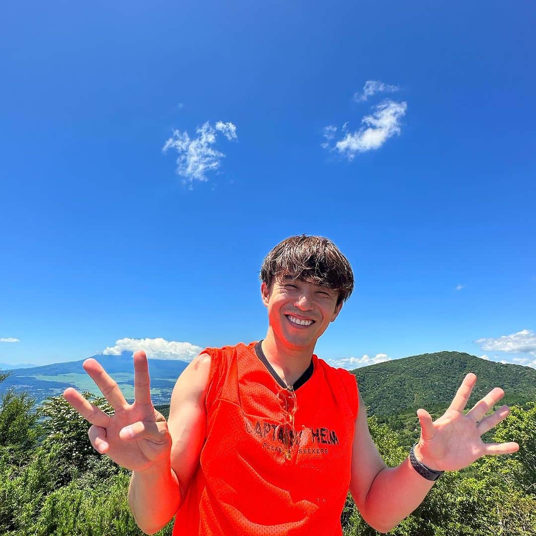 仲里依紗さんのインスタグラム写真 - (仲里依紗Instagram)「happy birthday 35🎂🦊🌺🫶🏻♨️✨🍒🍕👦🏻  1.最近なすちゃんから教えてもらった自撮りの仕方を教えてるやつ 2.トカゲくんに笑ってって言ってるやつ 3.連写してやっと笑ってくれた奇跡のツーショのやつ 4.そんなに暑くないのに腕まくりしちゃってちょいダサになったうえに手で自然と35歳の3と5✋しちゃっててさらにダサさに加速かかってるやつ 5.袖まくりに気づいて下ろしたけど3と5の✋は継続しちゃってるやつ 6.ジュノンボーイグランプリのカレンダー‼️って急に言われて写真撮られ待ちしてて撮らされたやつ 7.誕生日で温泉宿に泊まってて朝起きて山バックにバルコニーで台本読んでスカしてる風だけど髪がヤバすぎてそっちにしか目がいかないやつ 8.台本読んでるのか寝てるのかわからないくらい目があいてないやつ  35歳も楽しく生きようぜ🦊🔥❤️ @akiyoshi0630nakao」7月2日 23時57分 - riisa1018naka